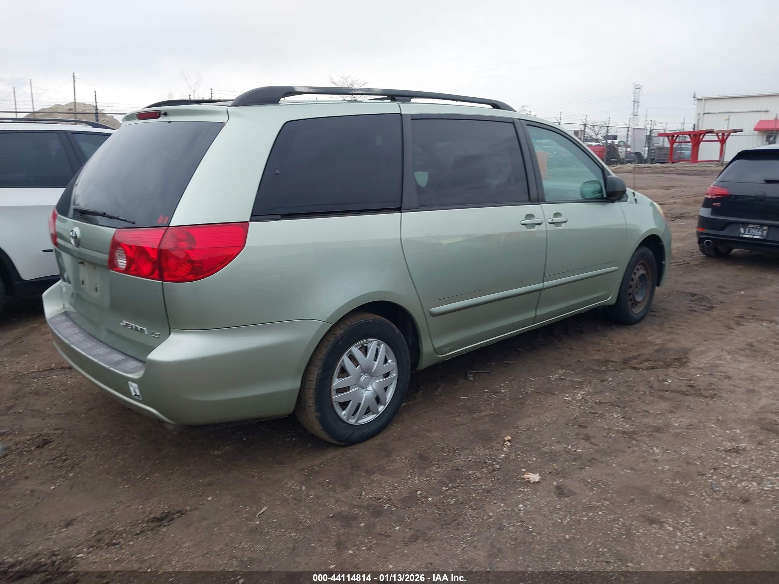 TOYOTA SIENNA image 4