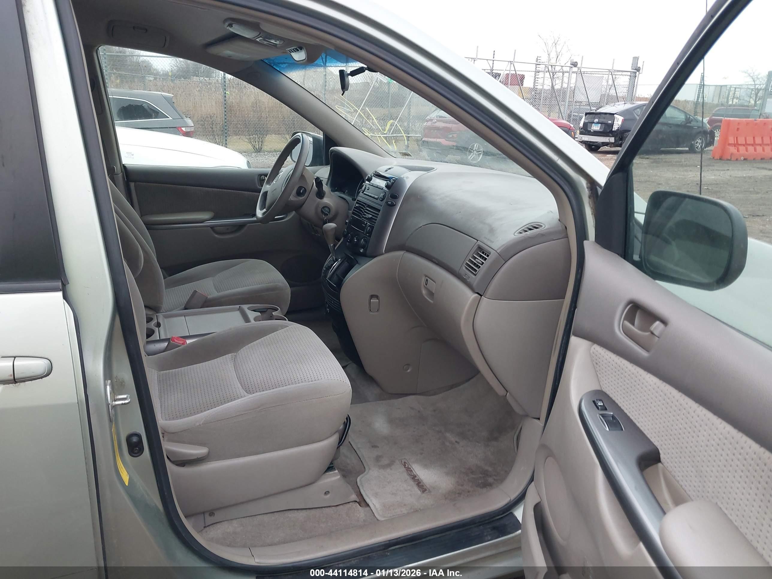 TOYOTA SIENNA image 5