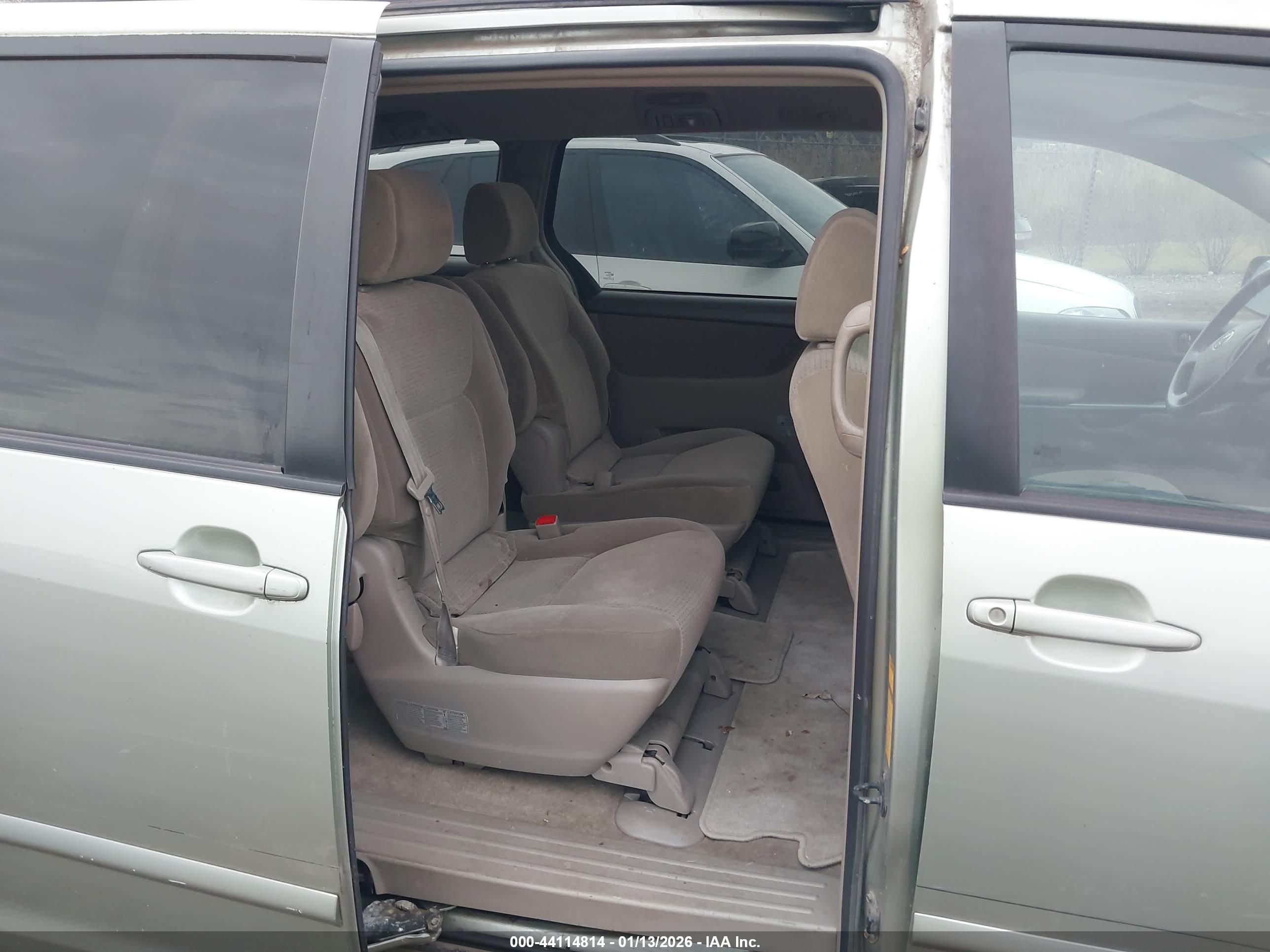 TOYOTA SIENNA image 8