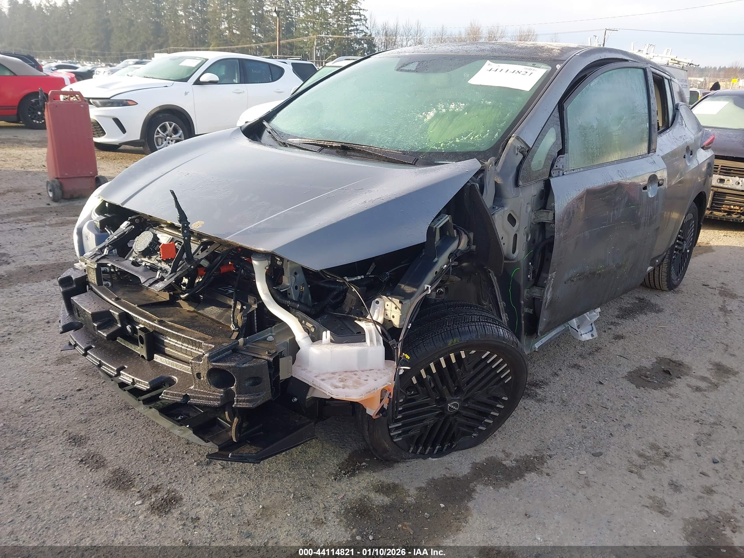 NISSAN LEAF image 6