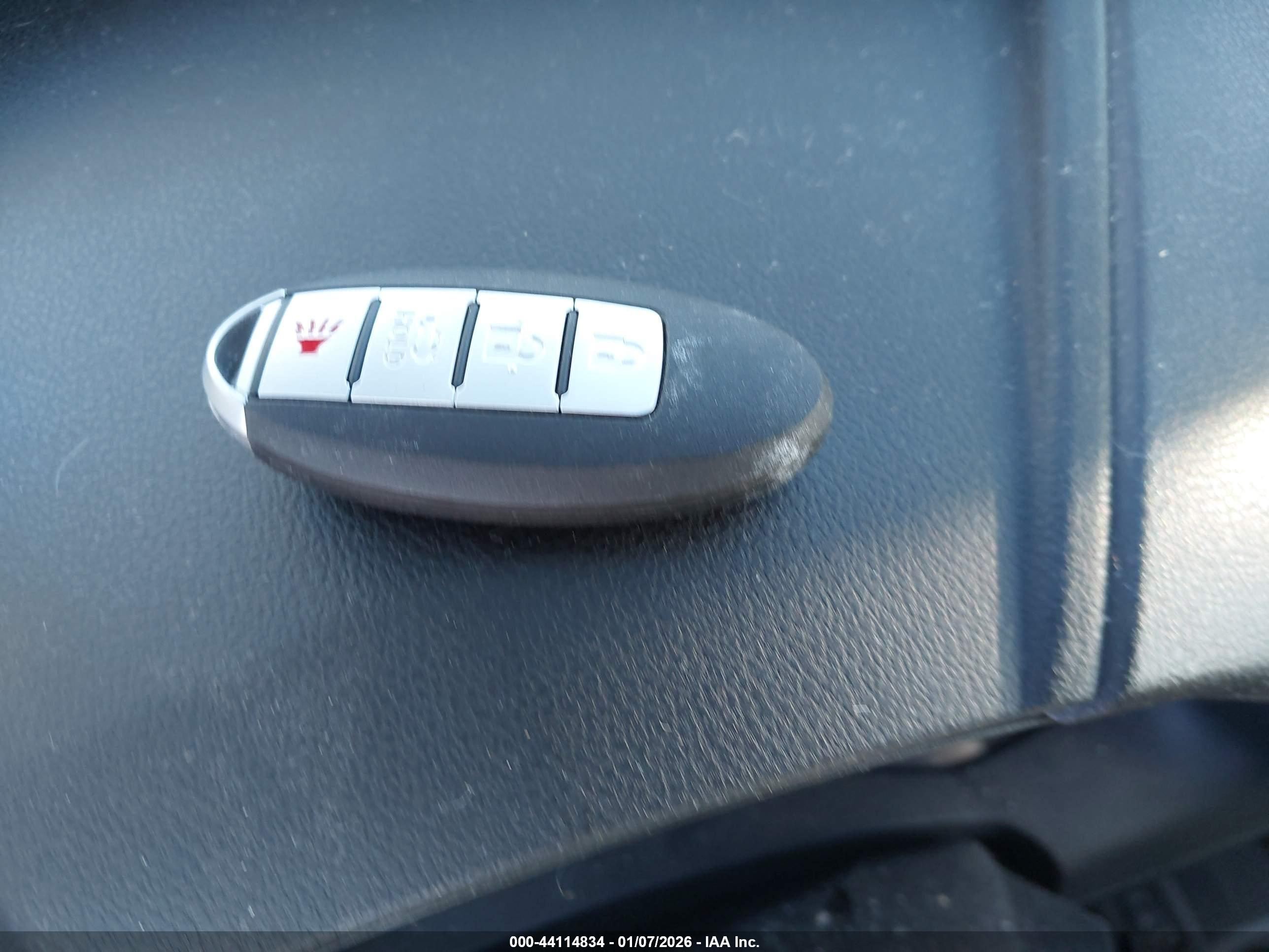 NISSAN LEAF image 11