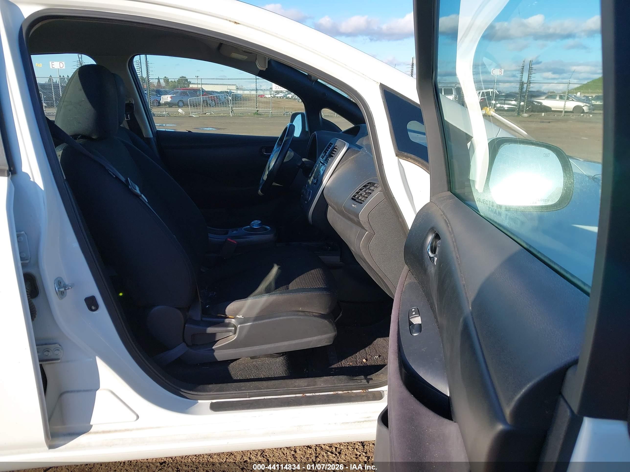 NISSAN LEAF image 5