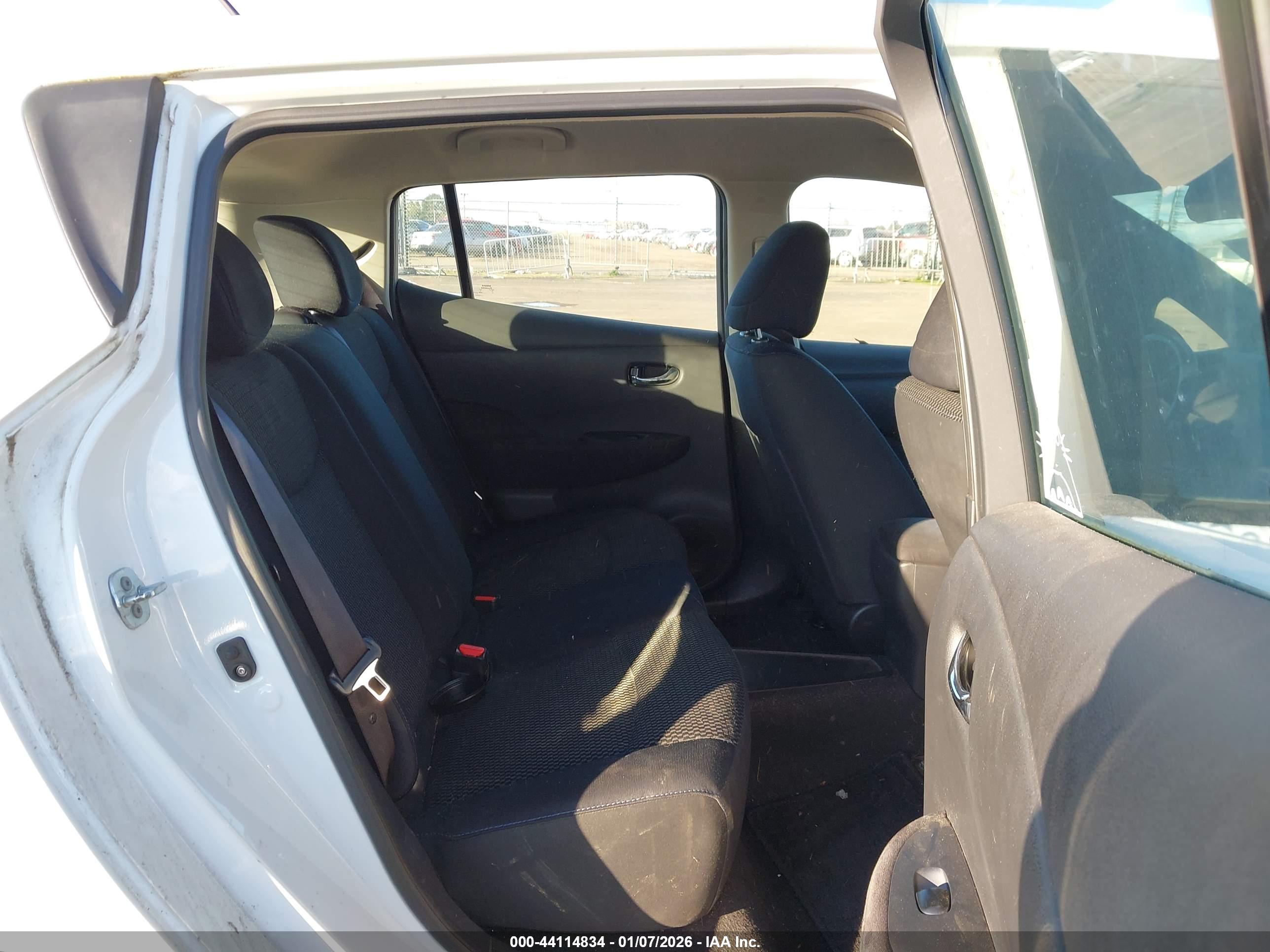 NISSAN LEAF image 8