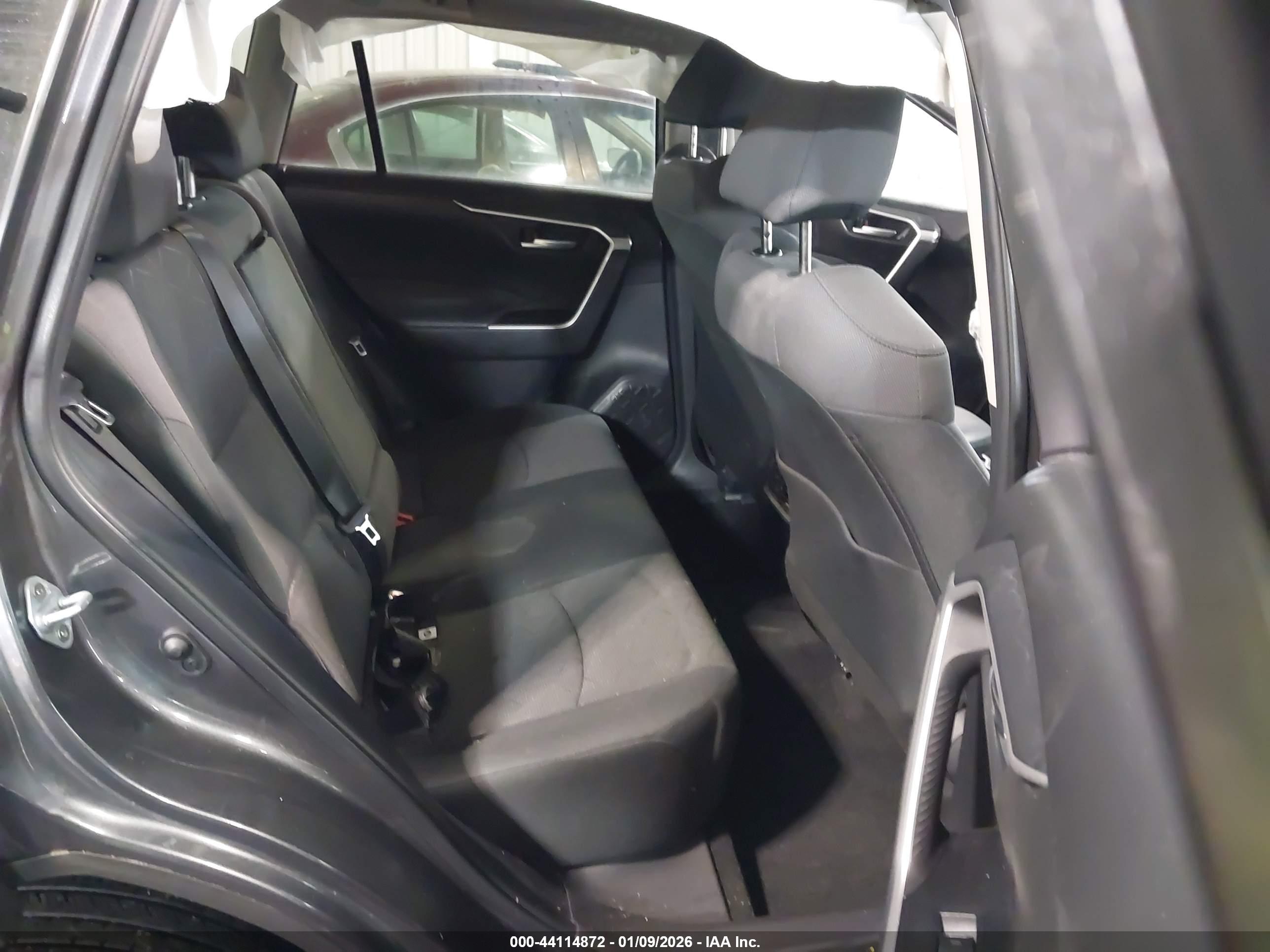 TOYOTA RAV4 image 8