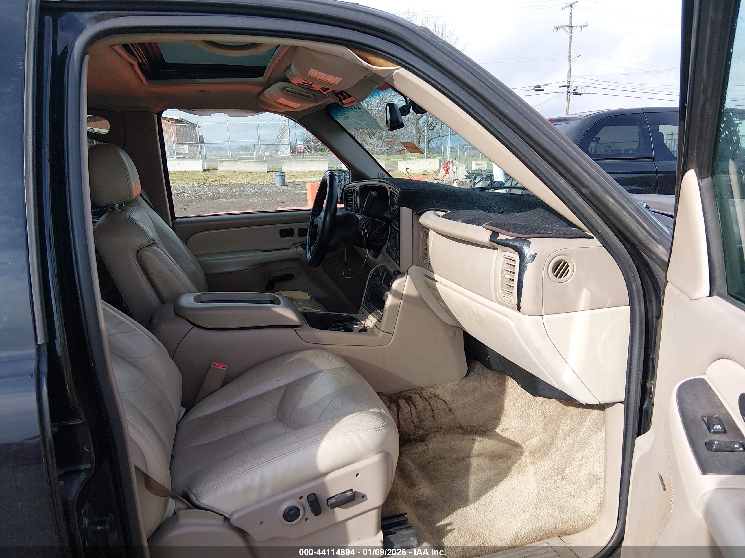 CHEVROLET SUBURBAN image 5