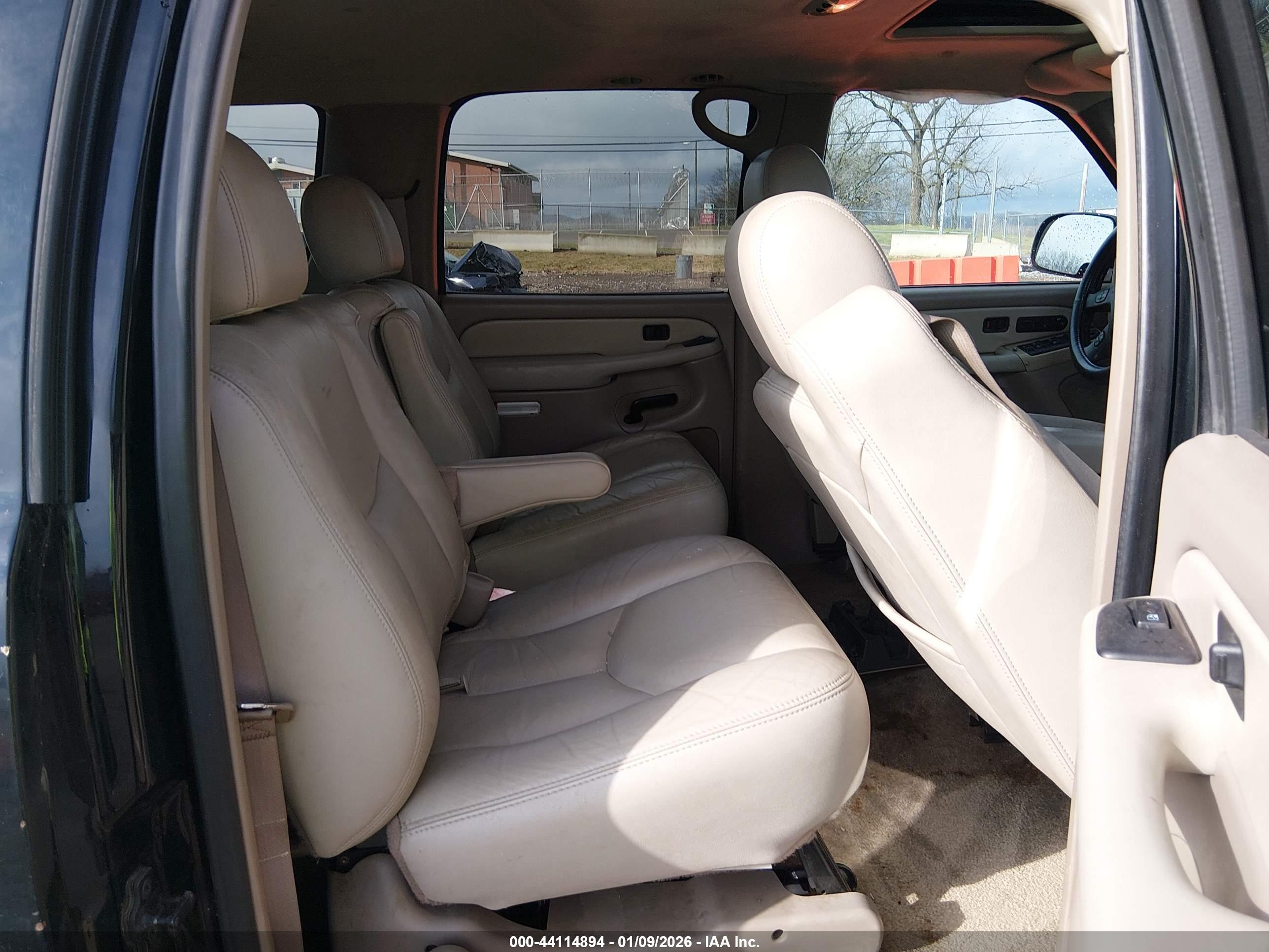 CHEVROLET SUBURBAN image 8