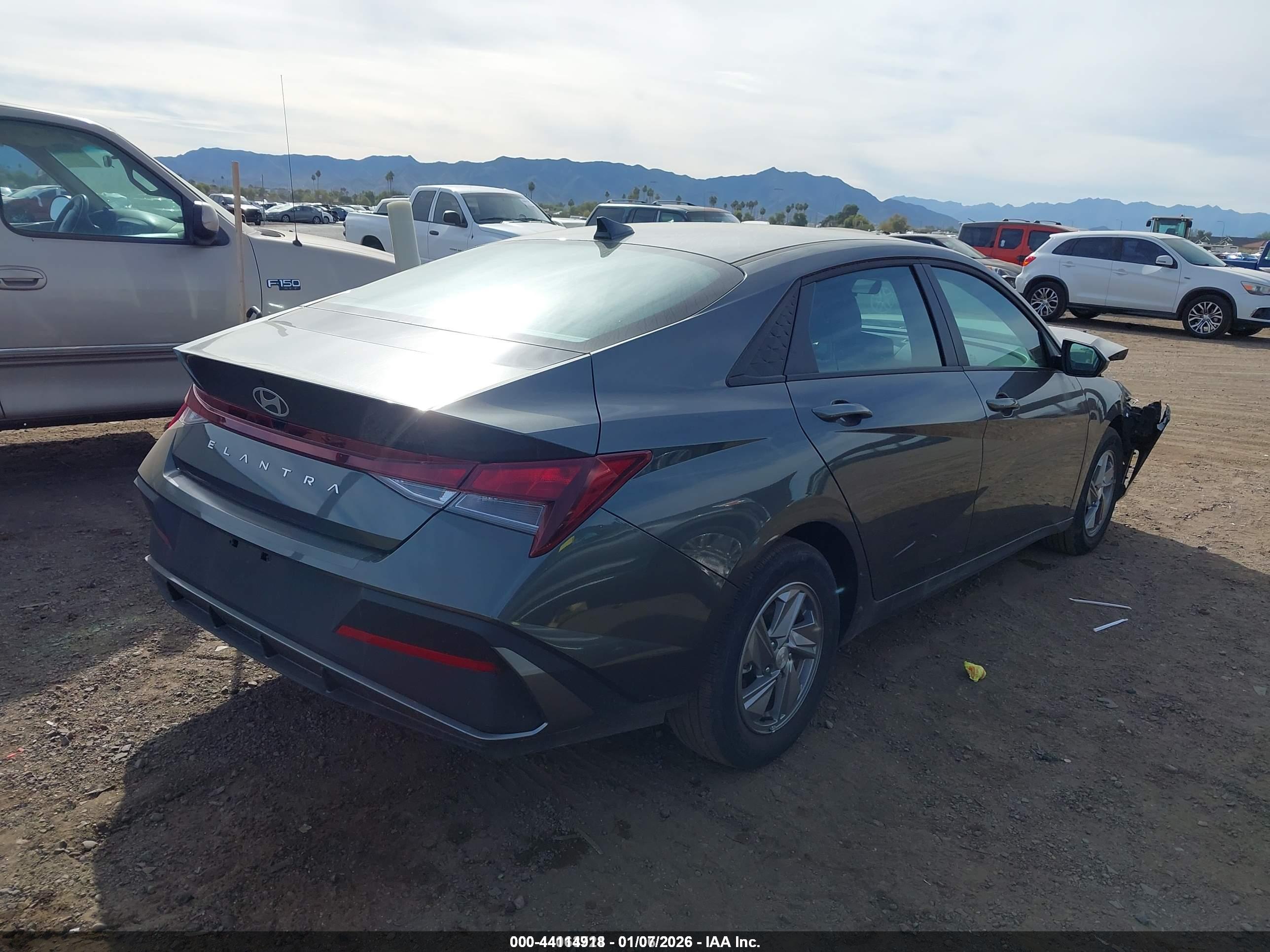 HYUNDAI ELANTRA image 4