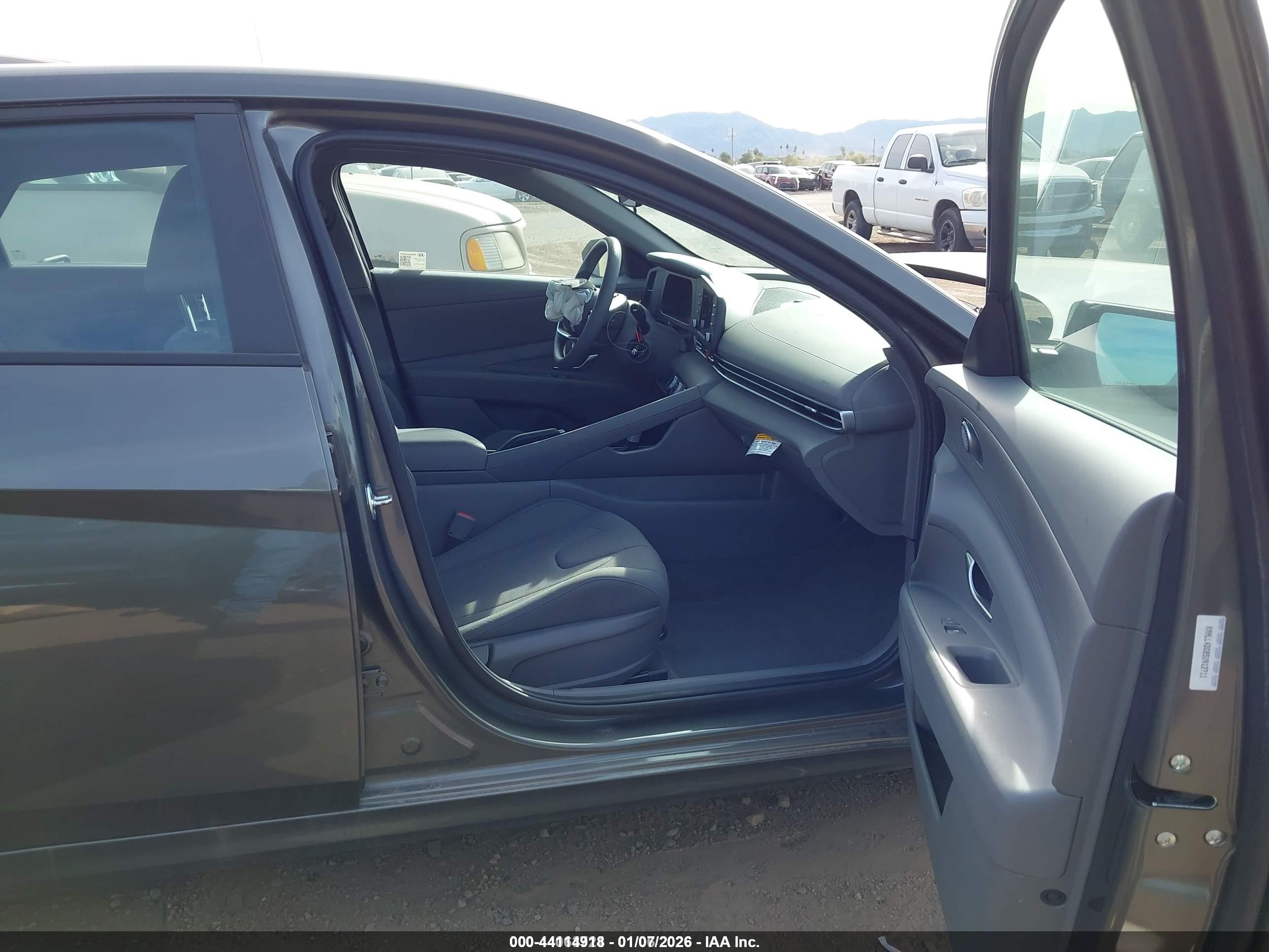 HYUNDAI ELANTRA image 5