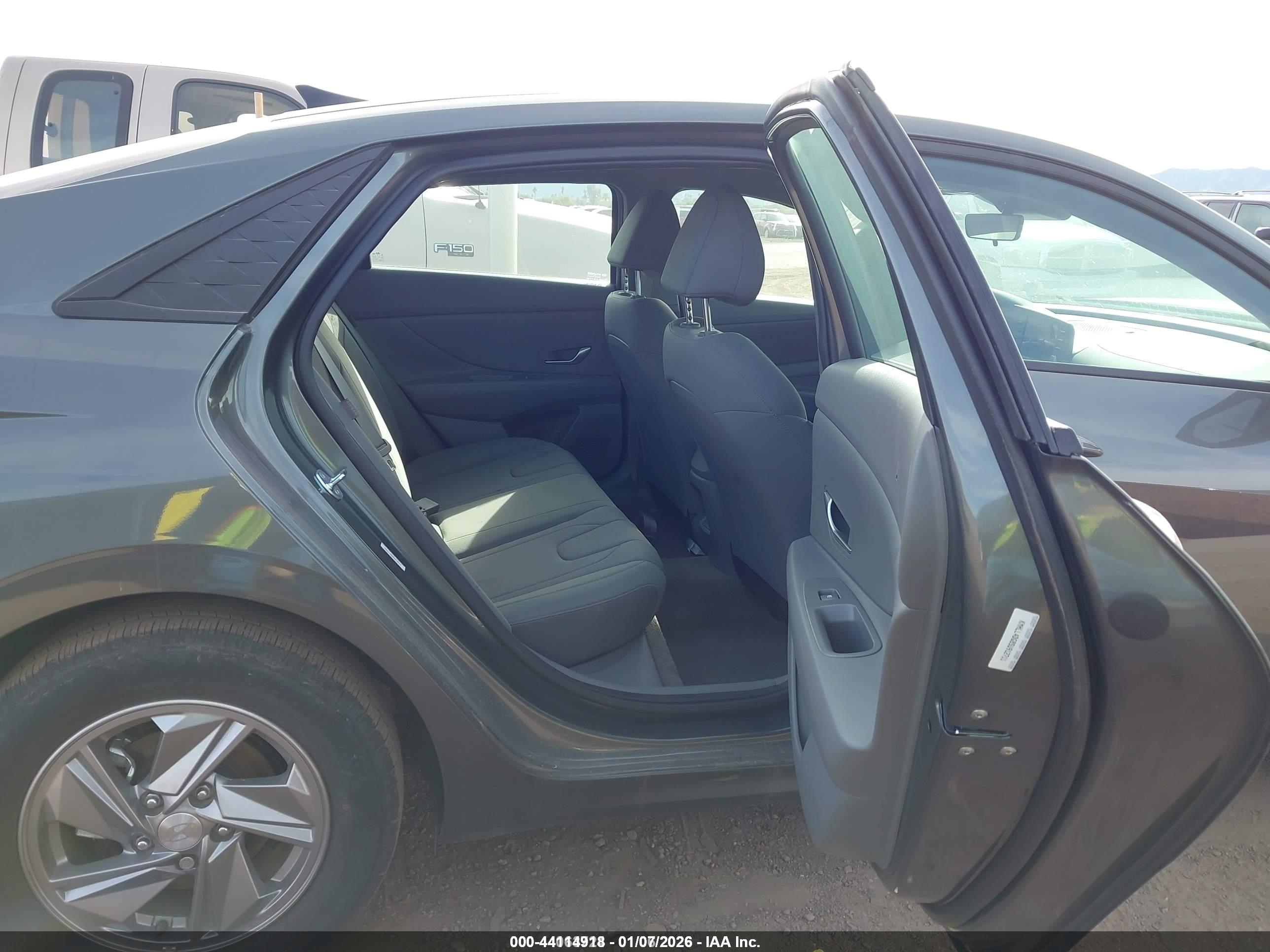 HYUNDAI ELANTRA image 8