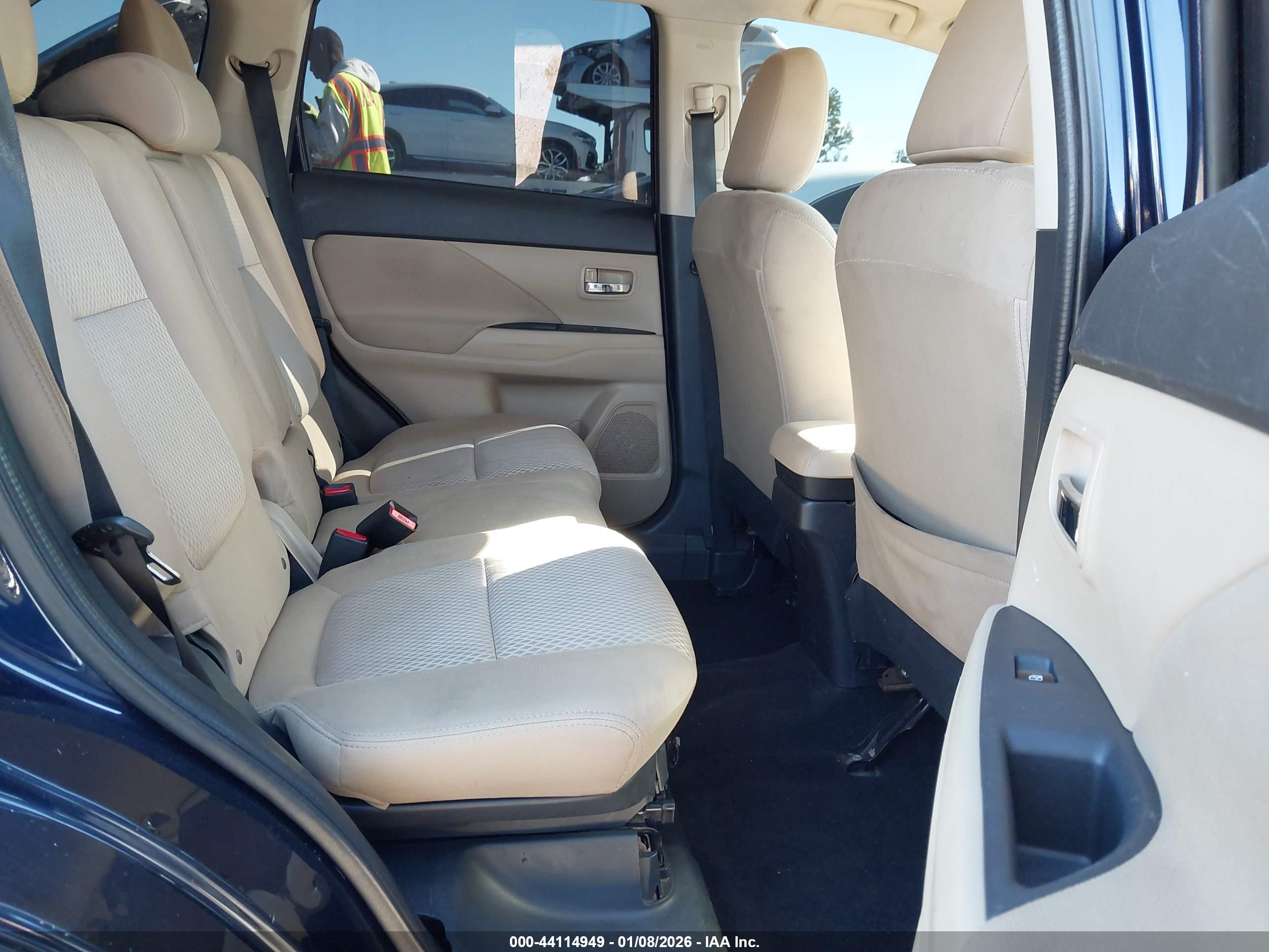 MITSUBISHI OUTLANDER image 8