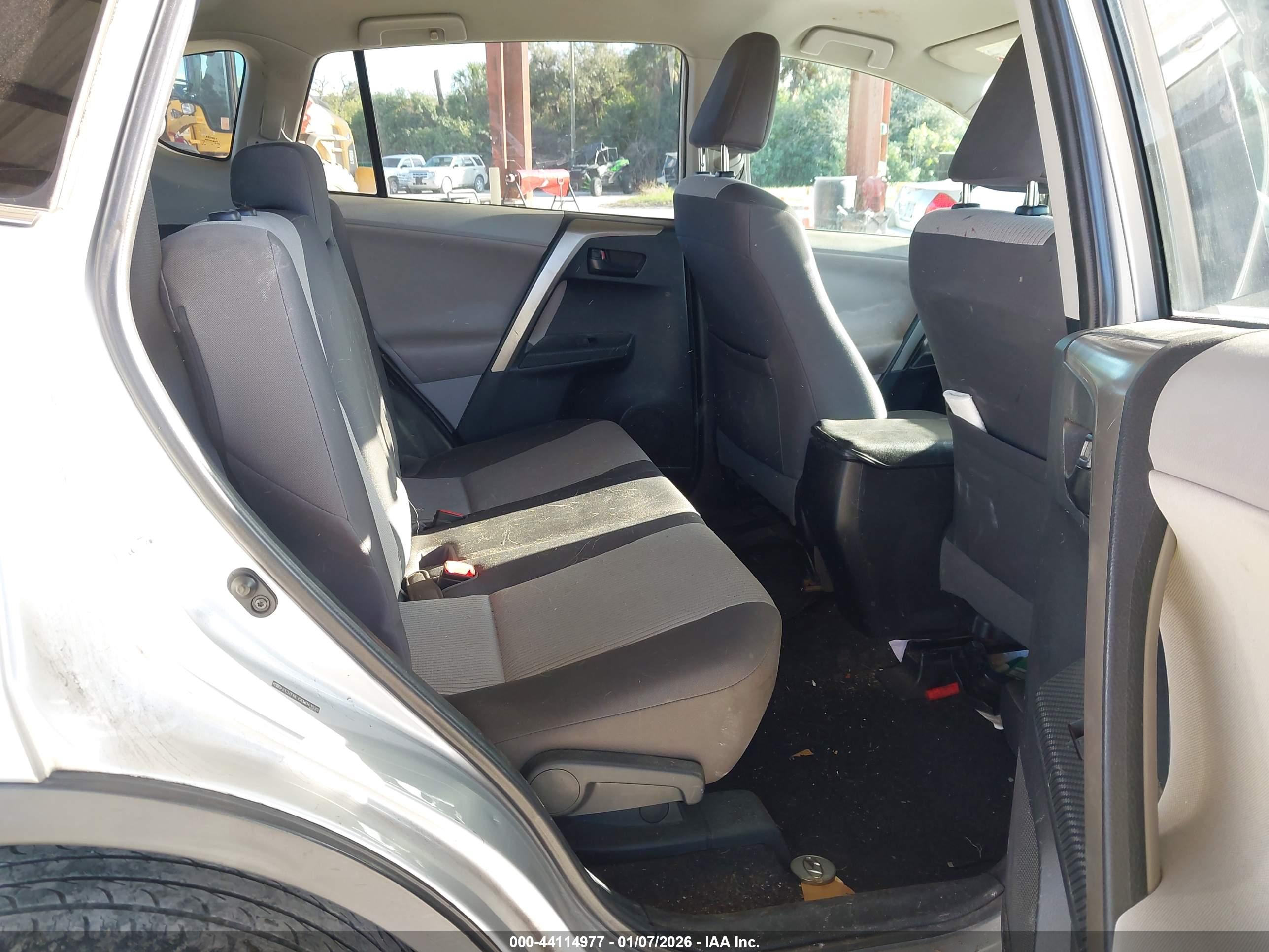 TOYOTA RAV4 image 8