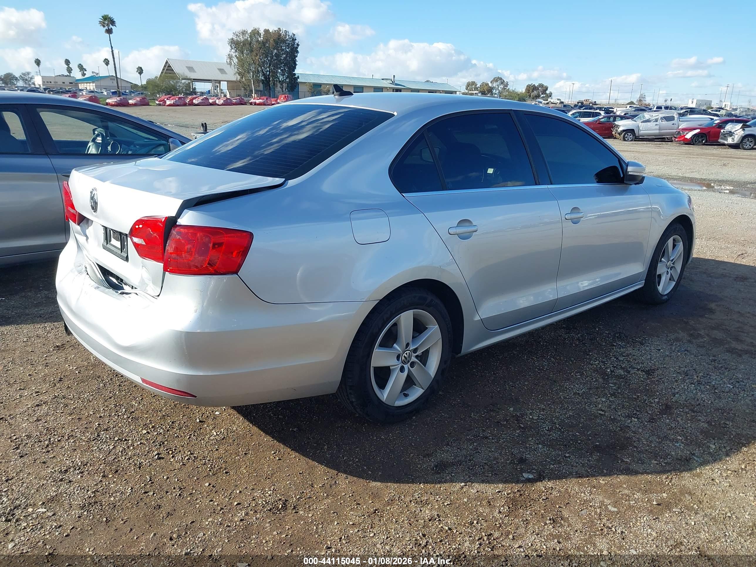VOLKSWAGEN JETTA image 4