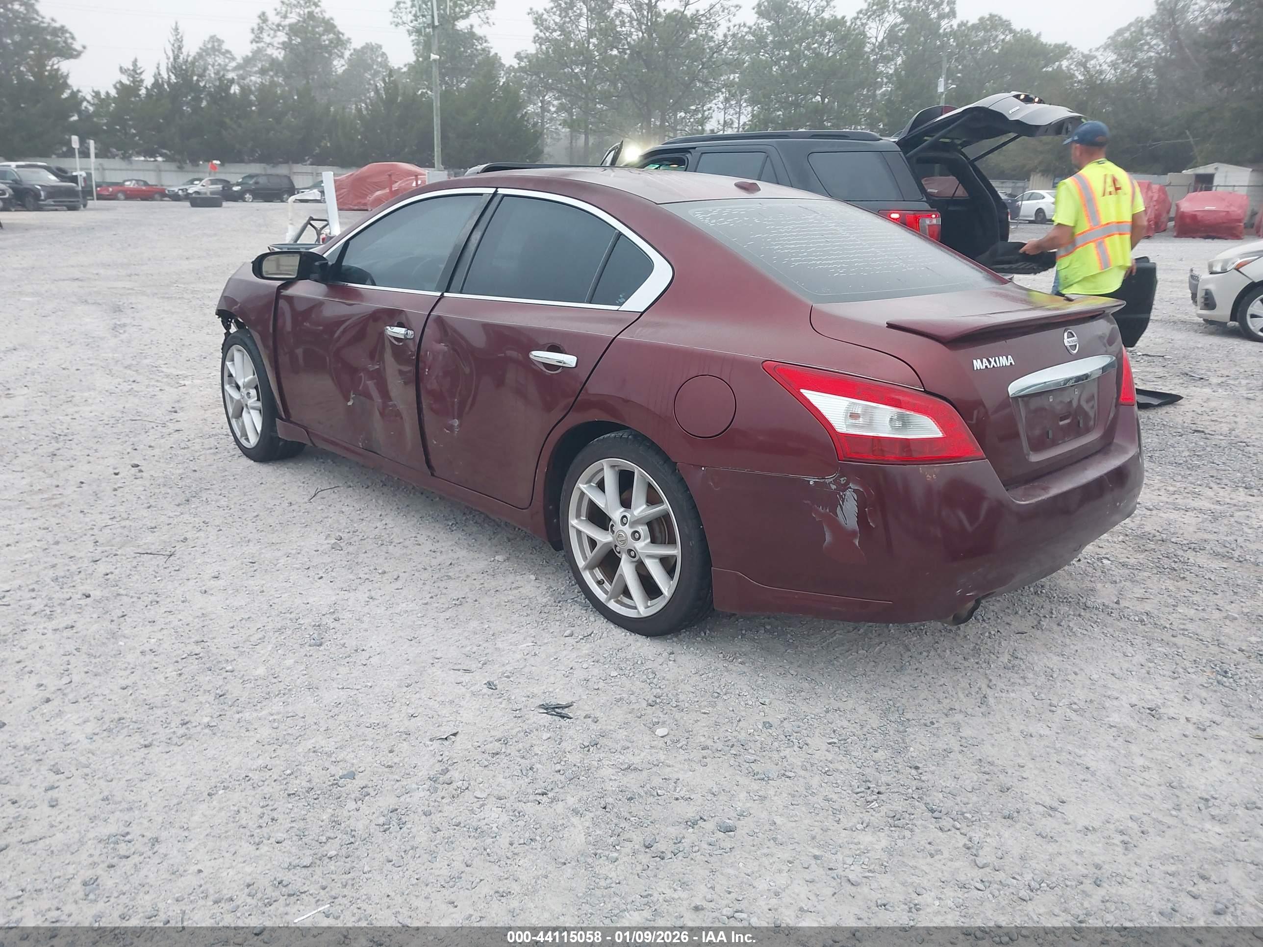 NISSAN MAXIMA image 3
