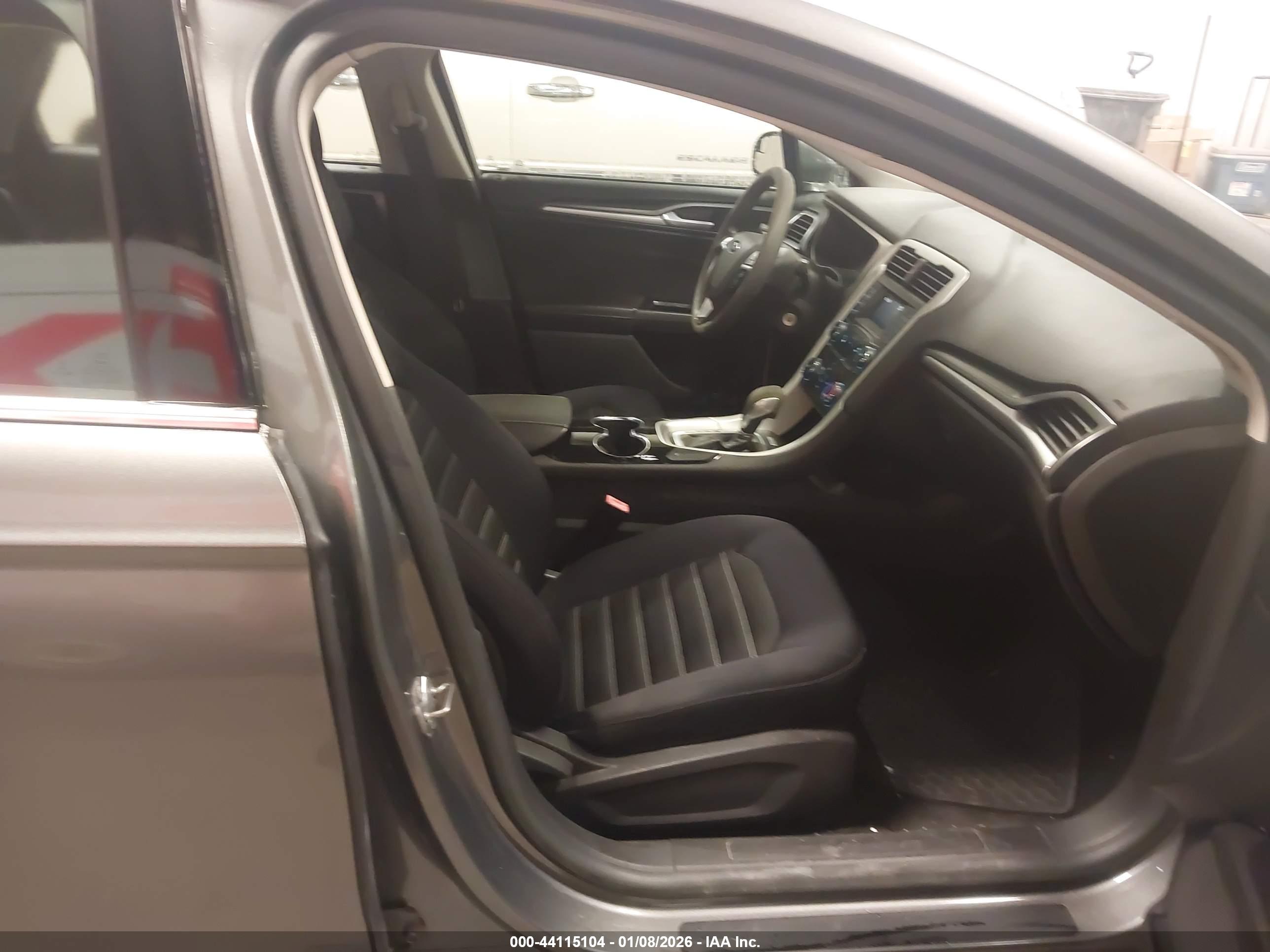 FORD FUSION image 5
