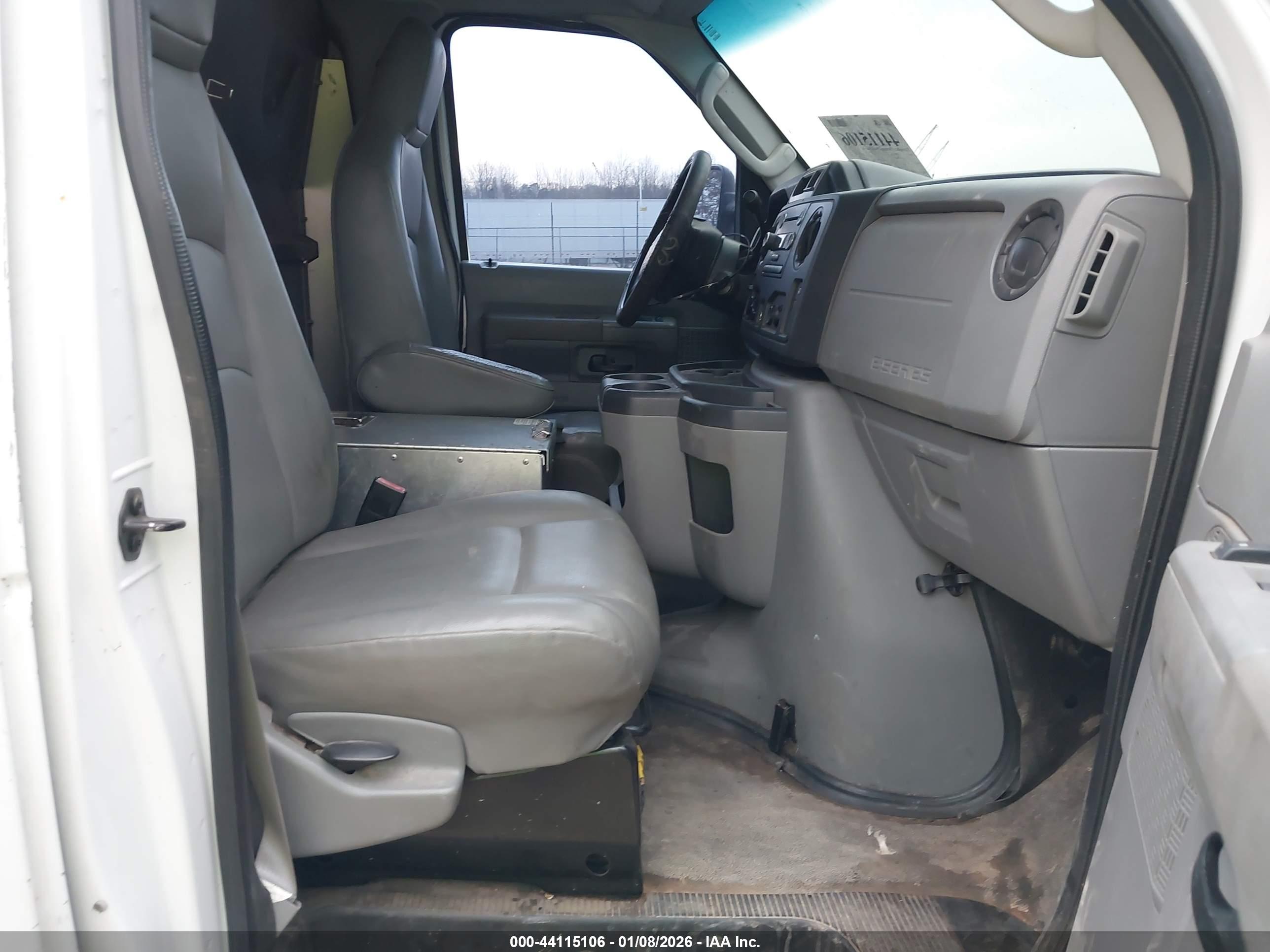FORD E-150 image 5