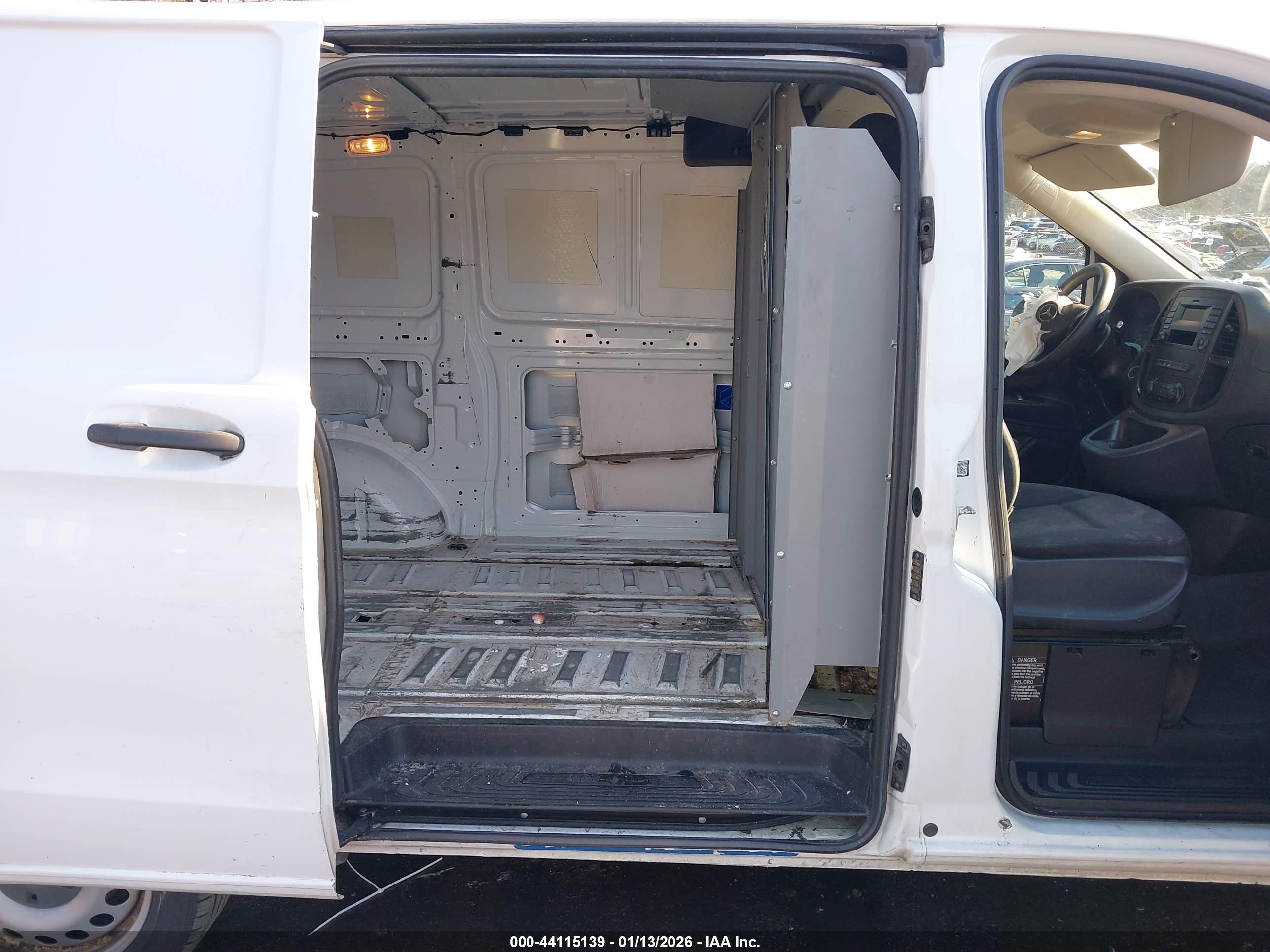 MERCEDES-BENZ METRIS image 8