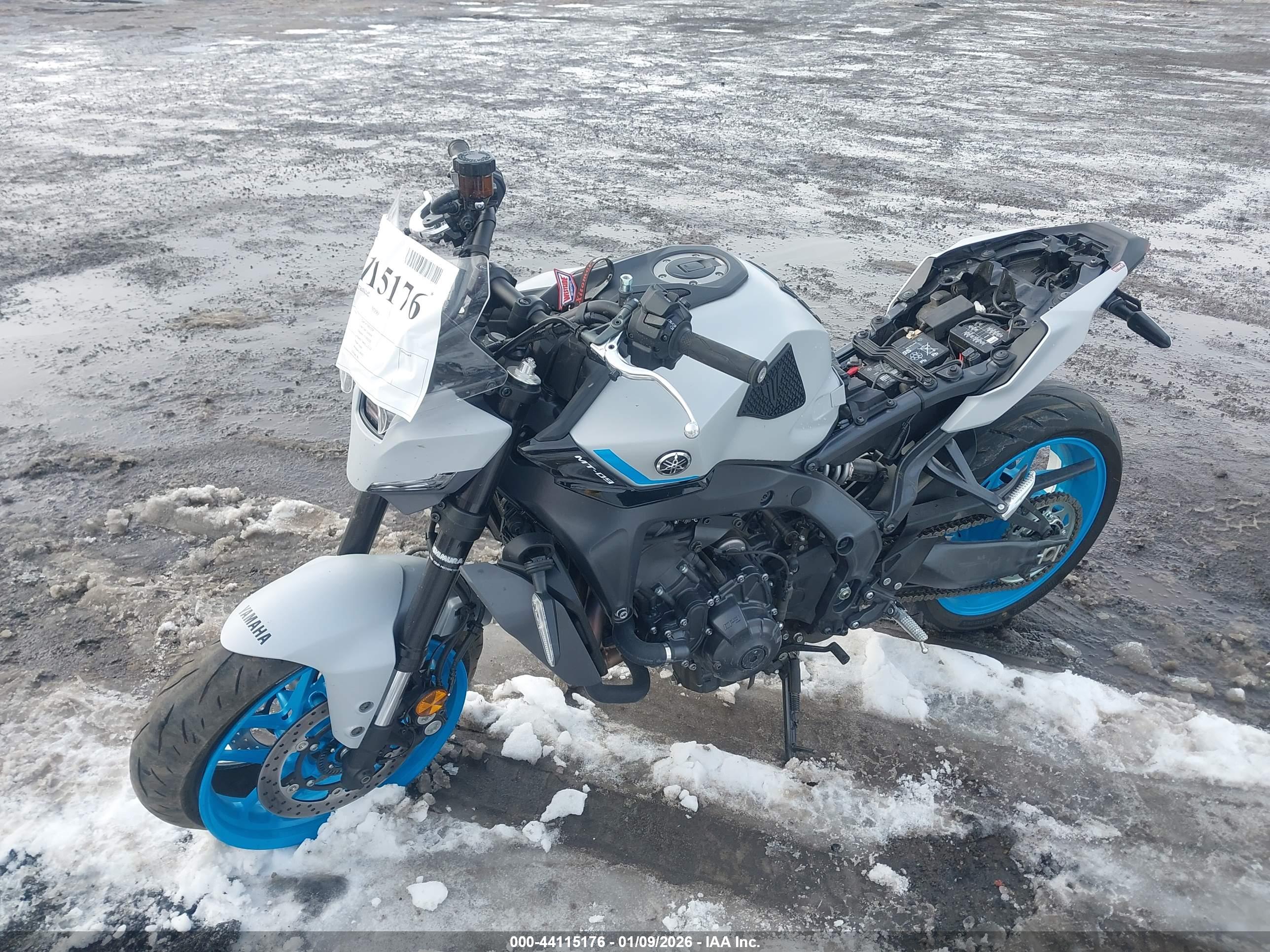 YAMAHA MT09 image 2