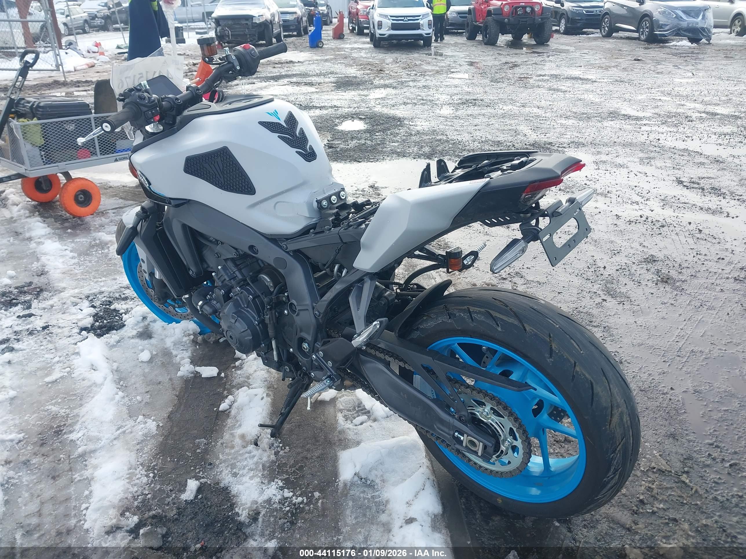YAMAHA MT09 image 3