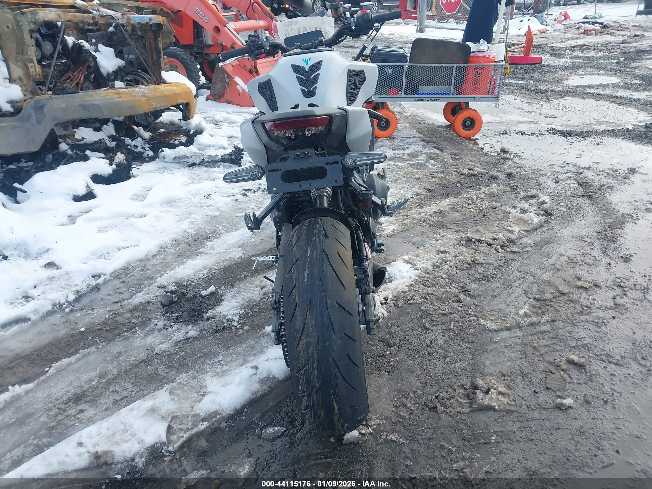 YAMAHA MT09 image 6