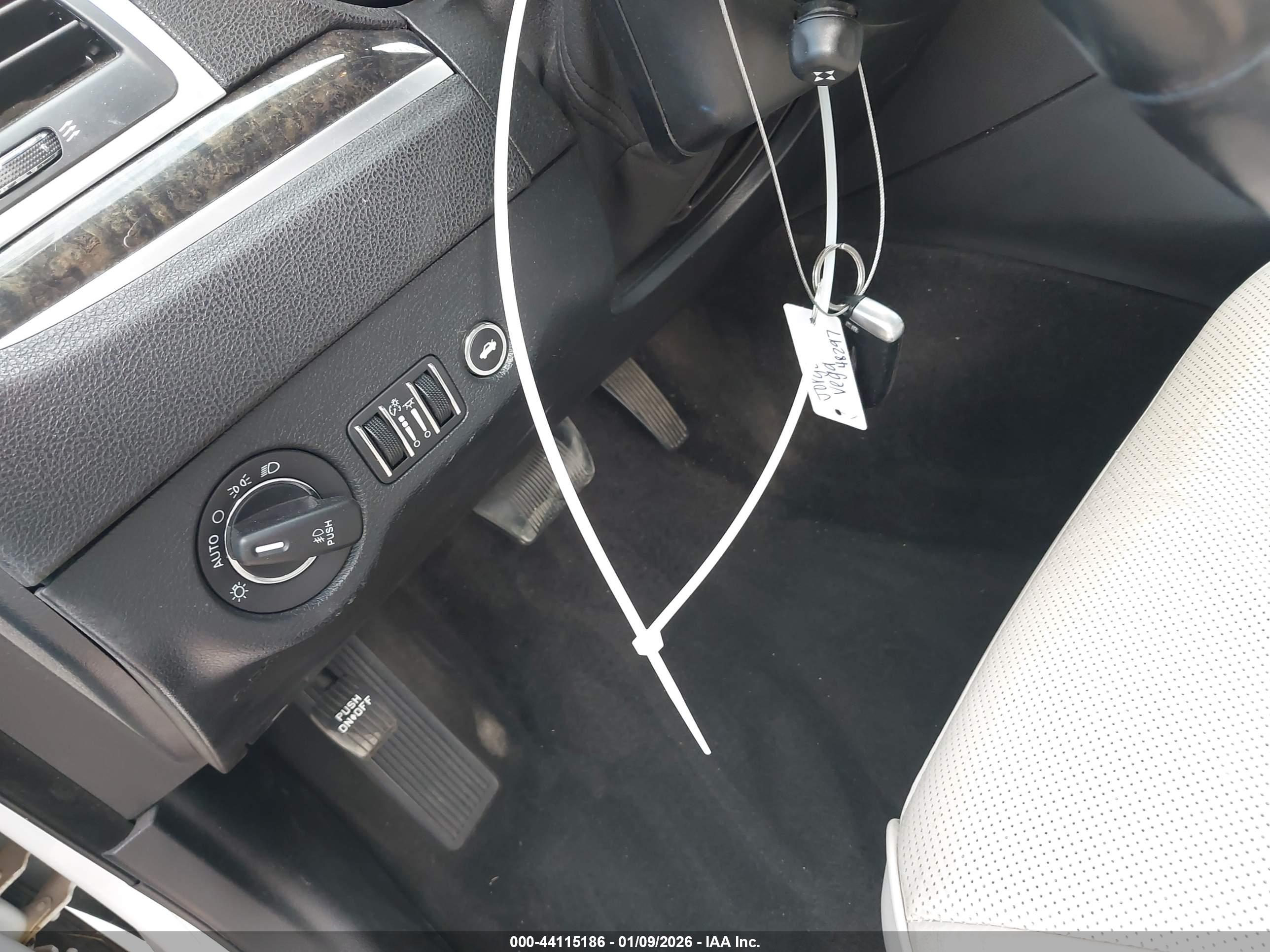 CHRYSLER 300 image 11