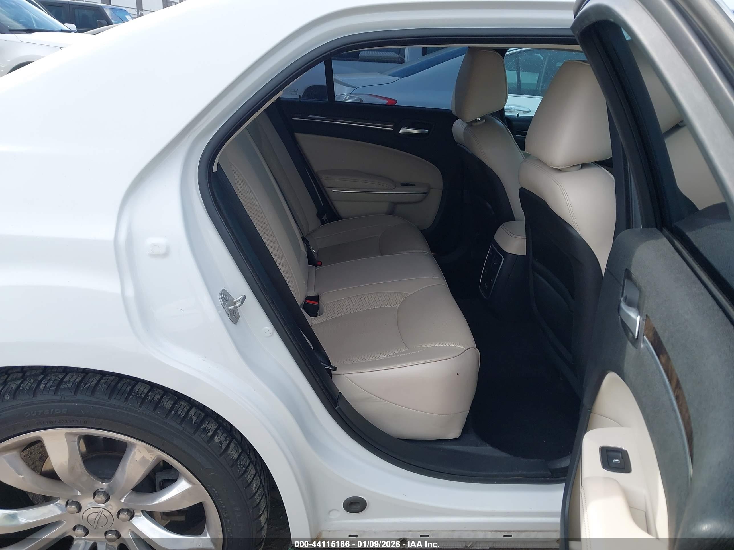 CHRYSLER 300 image 8