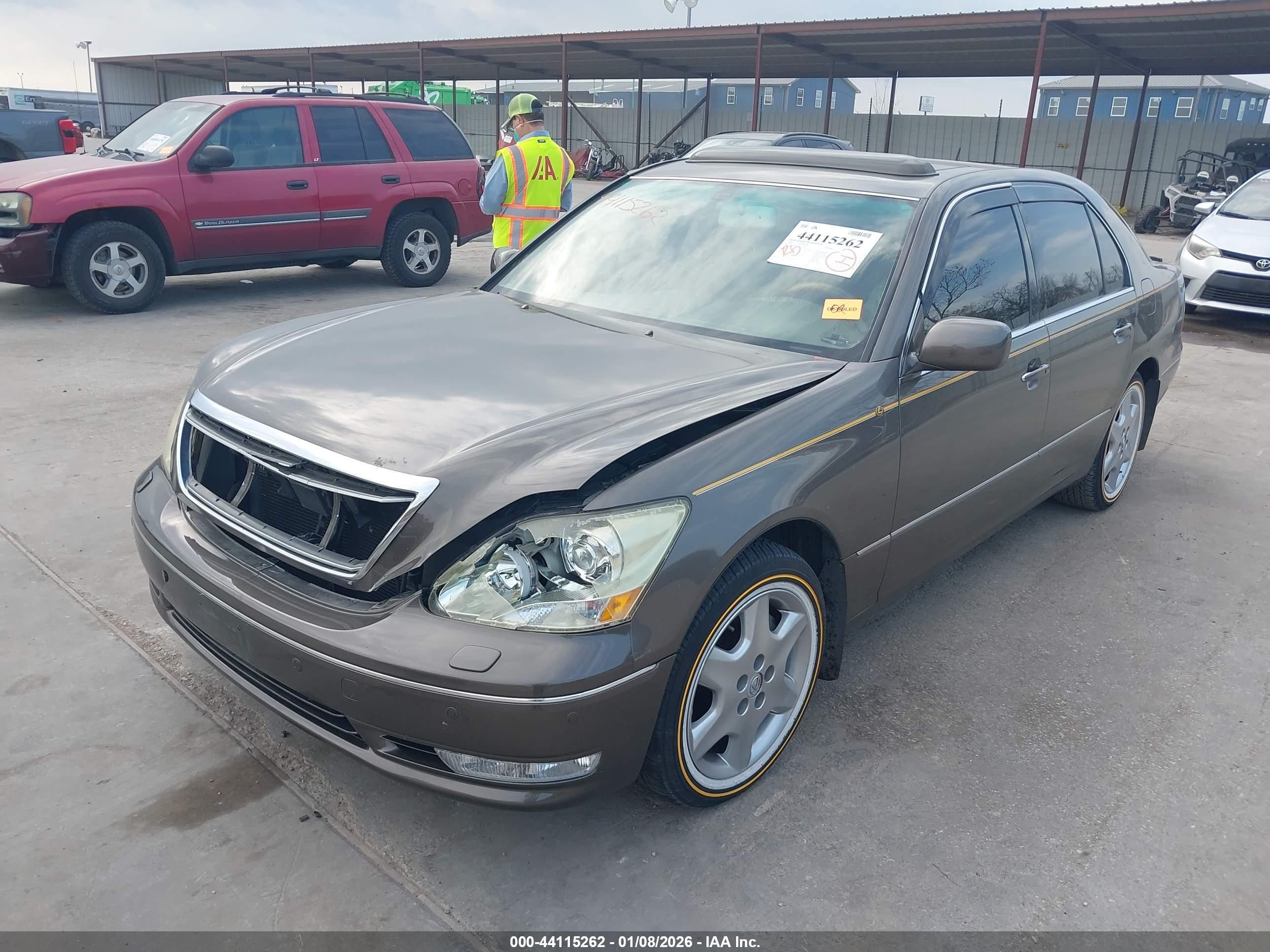 LEXUS LS image 2