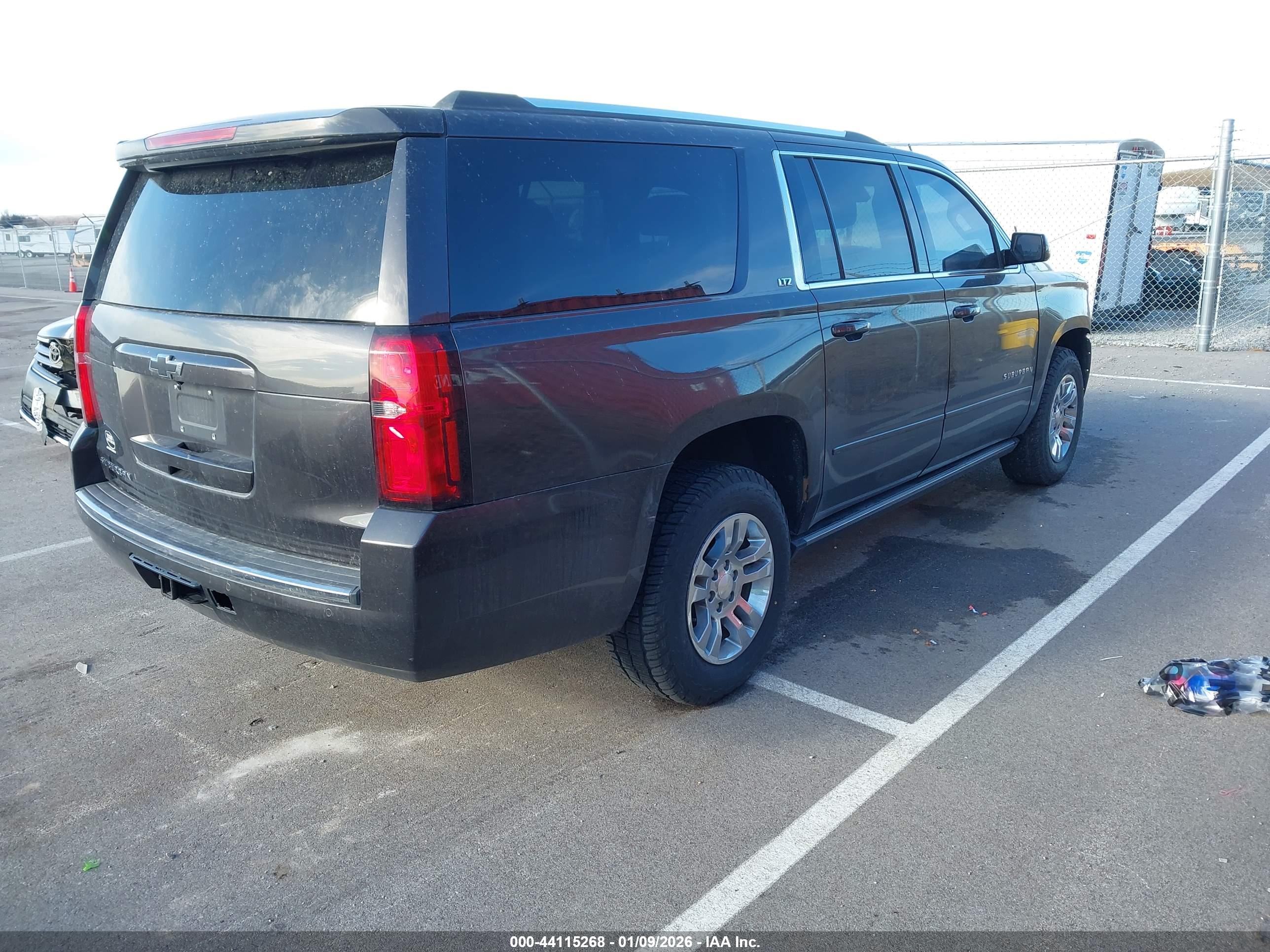 CHEVROLET SUBURBAN image 4