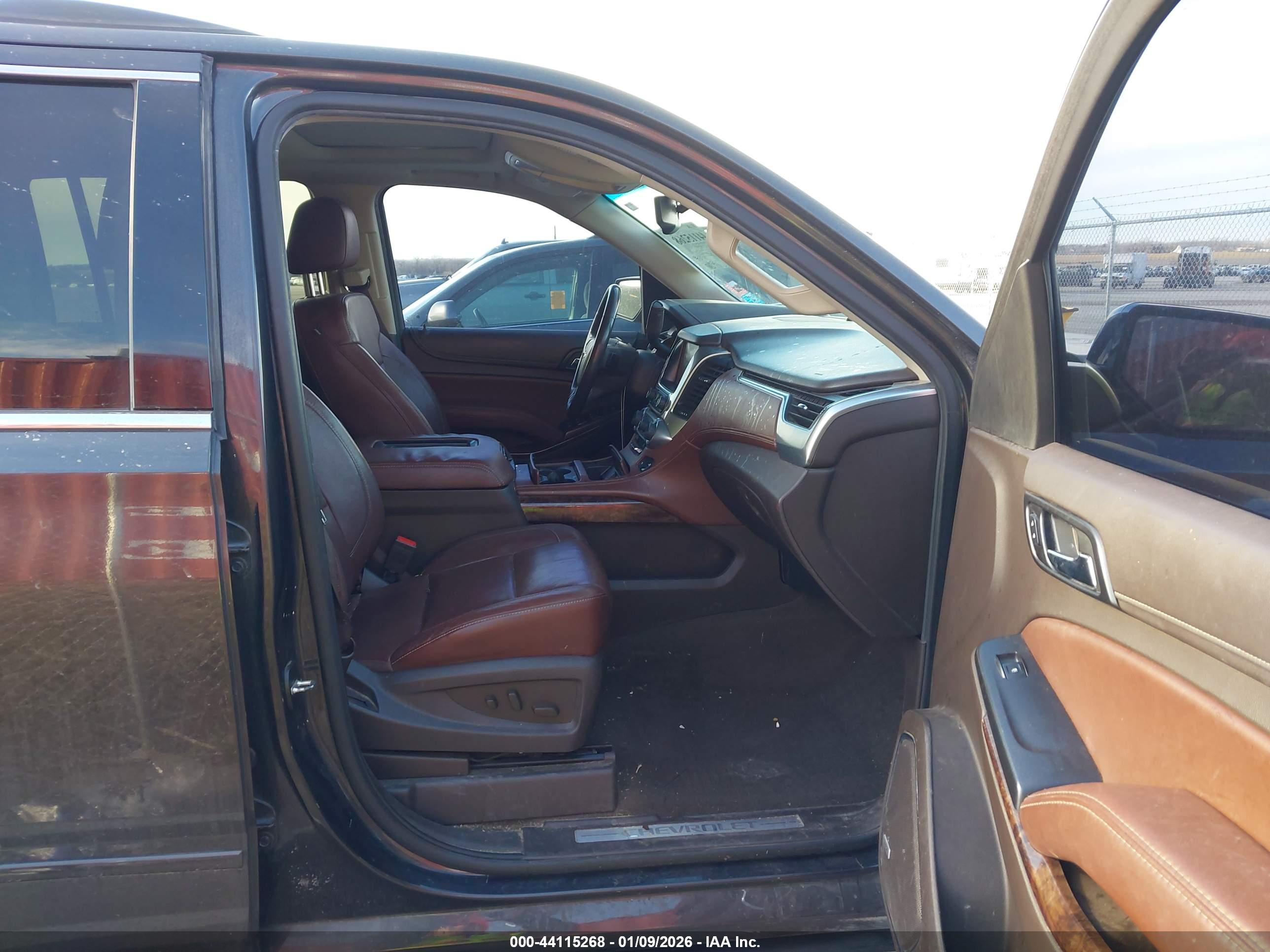 CHEVROLET SUBURBAN image 5