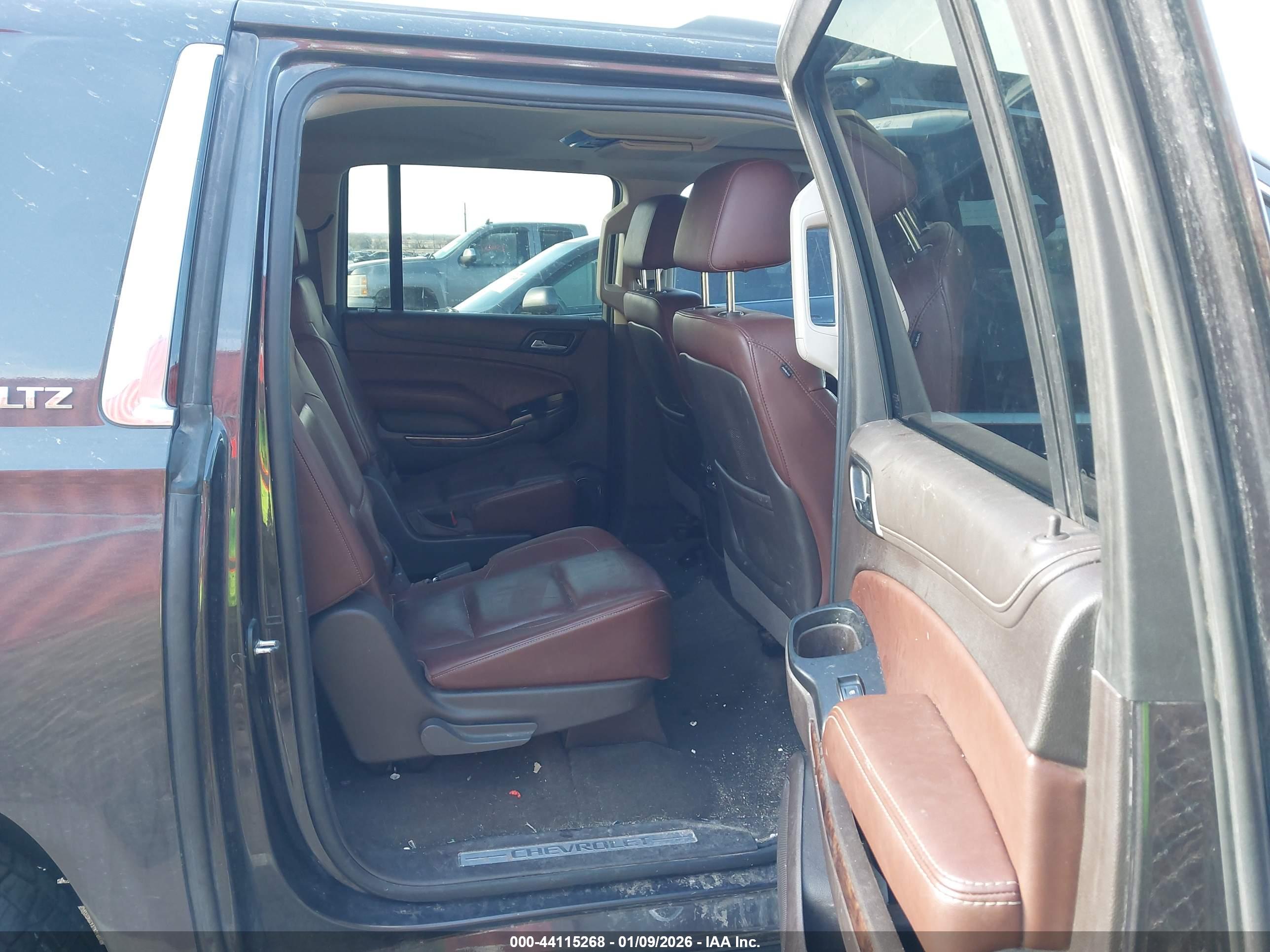 CHEVROLET SUBURBAN image 8