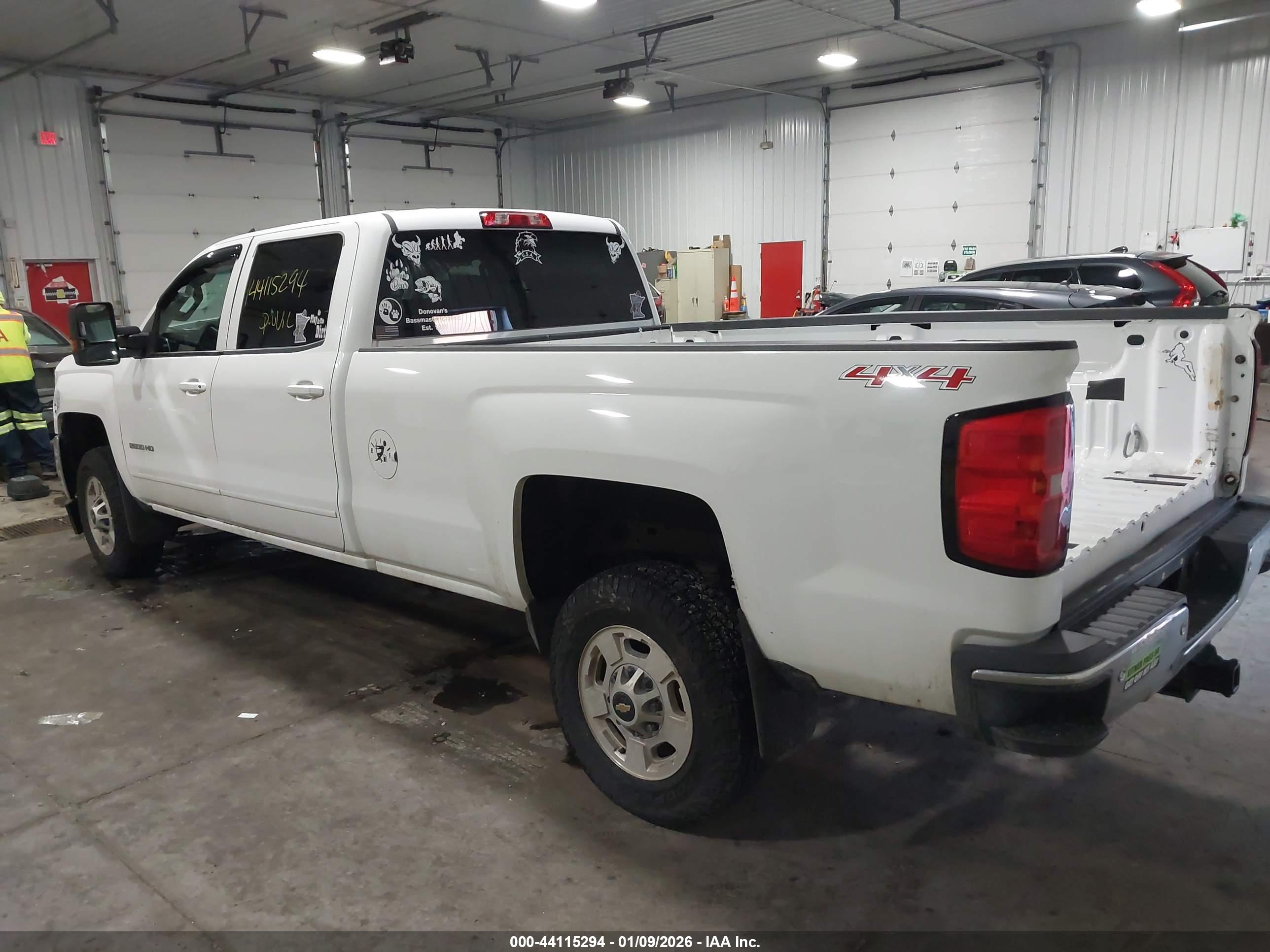 CHEVROLET SILVERADO image 3
