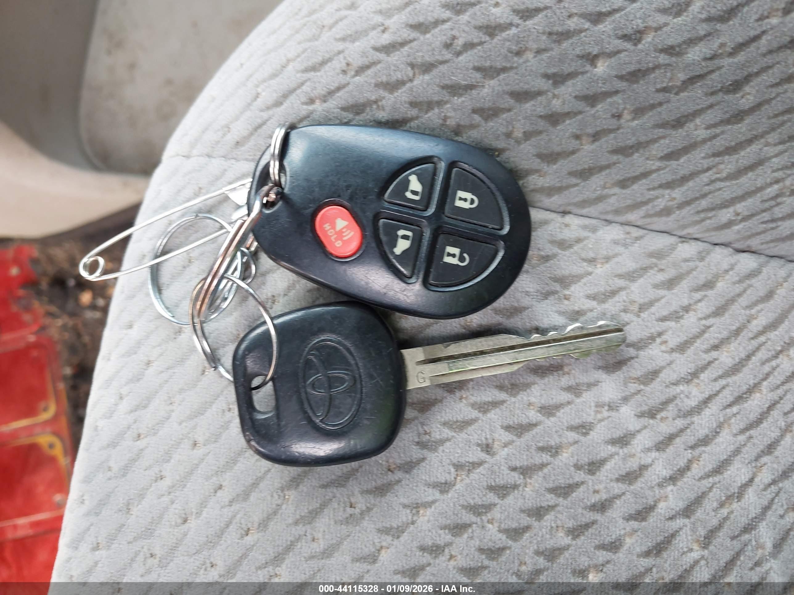 TOYOTA SIENNA image 11