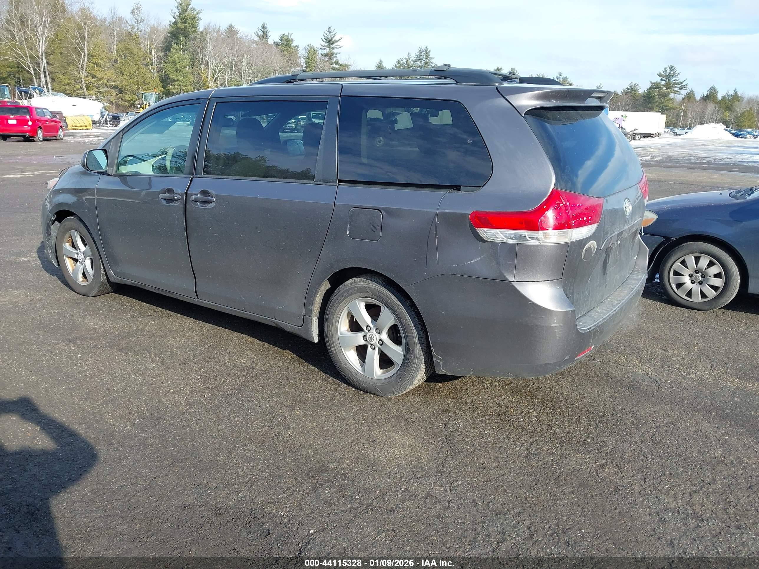 TOYOTA SIENNA image 3