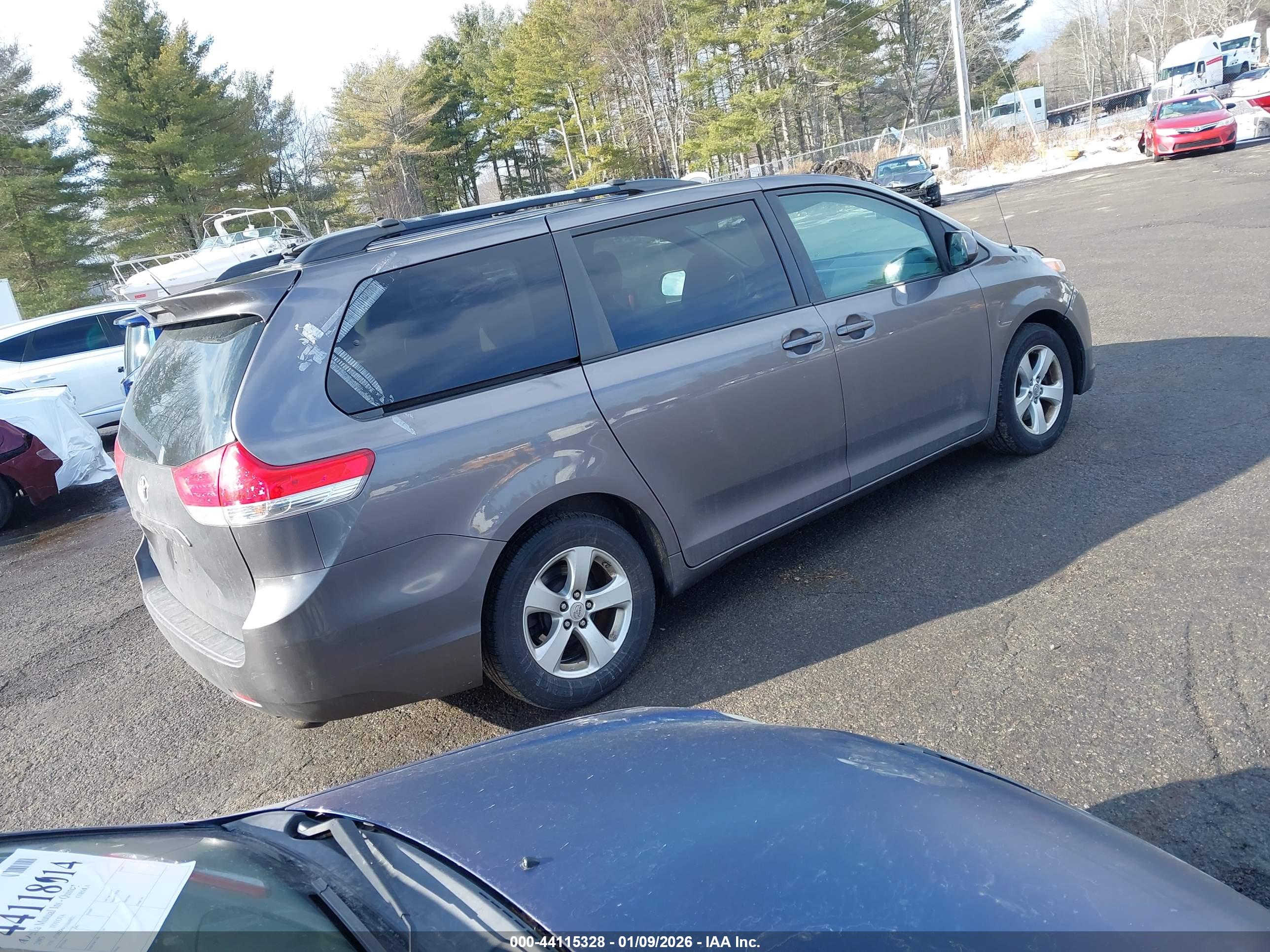 TOYOTA SIENNA image 4