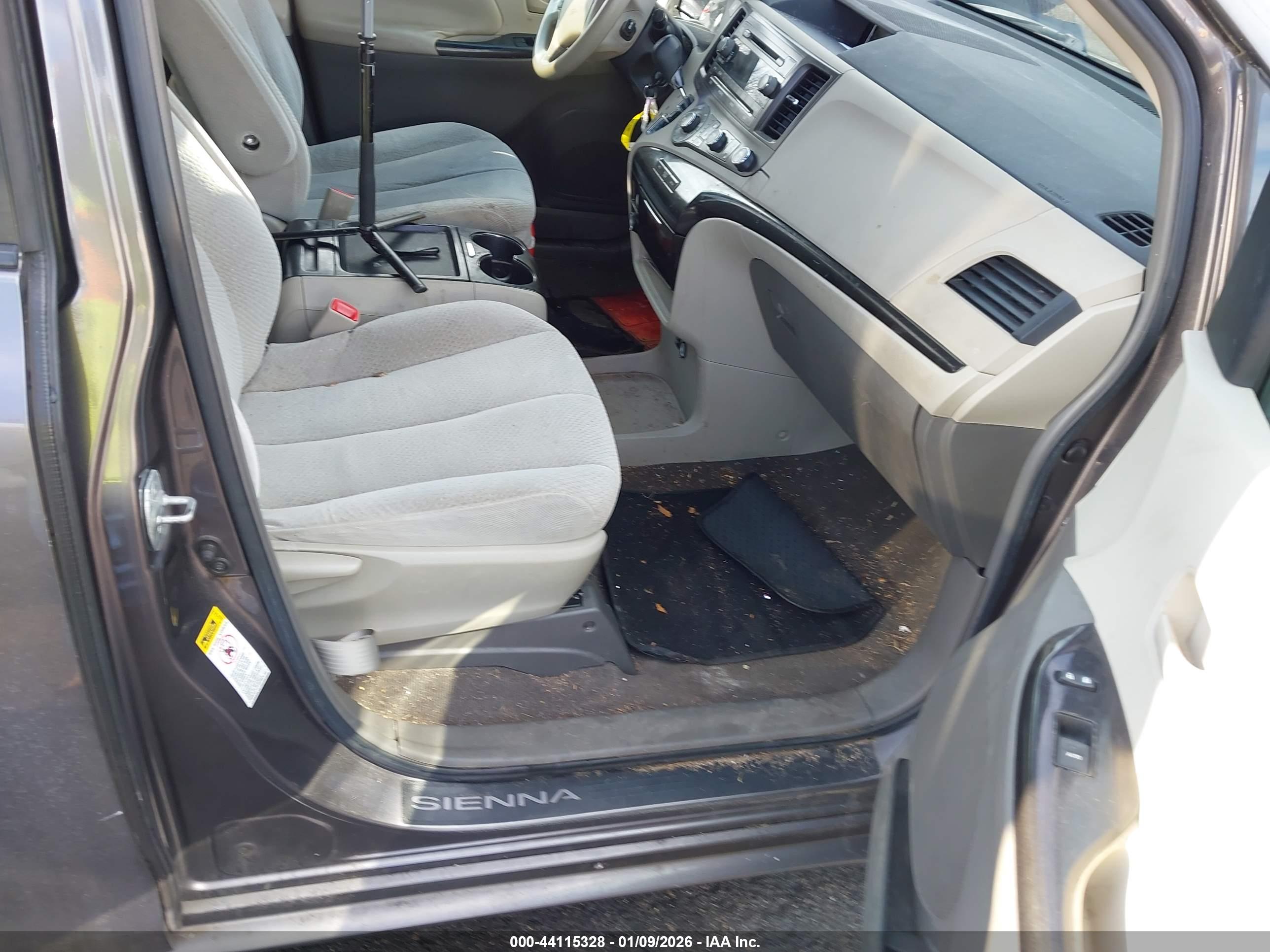 TOYOTA SIENNA image 5