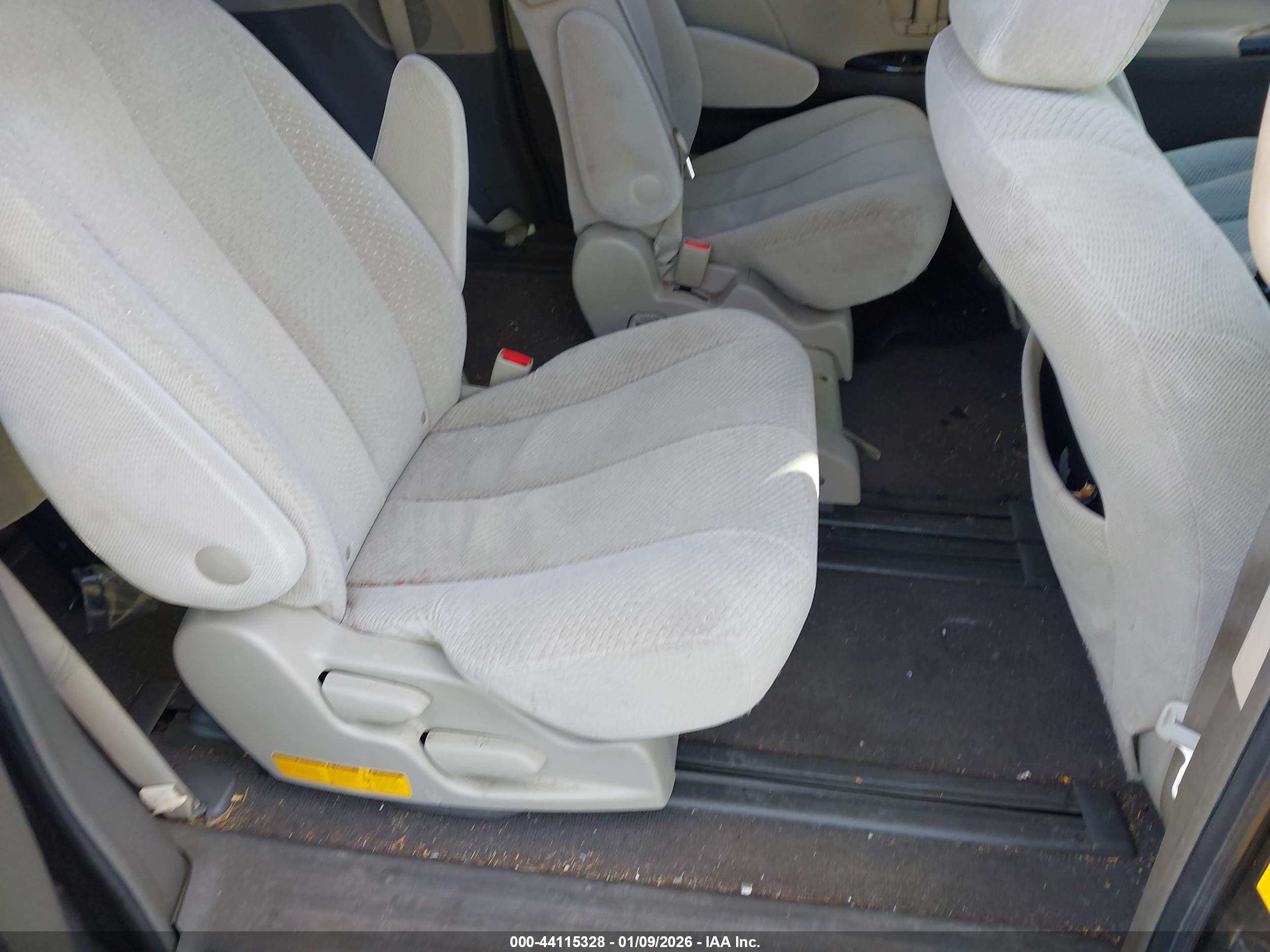TOYOTA SIENNA image 8
