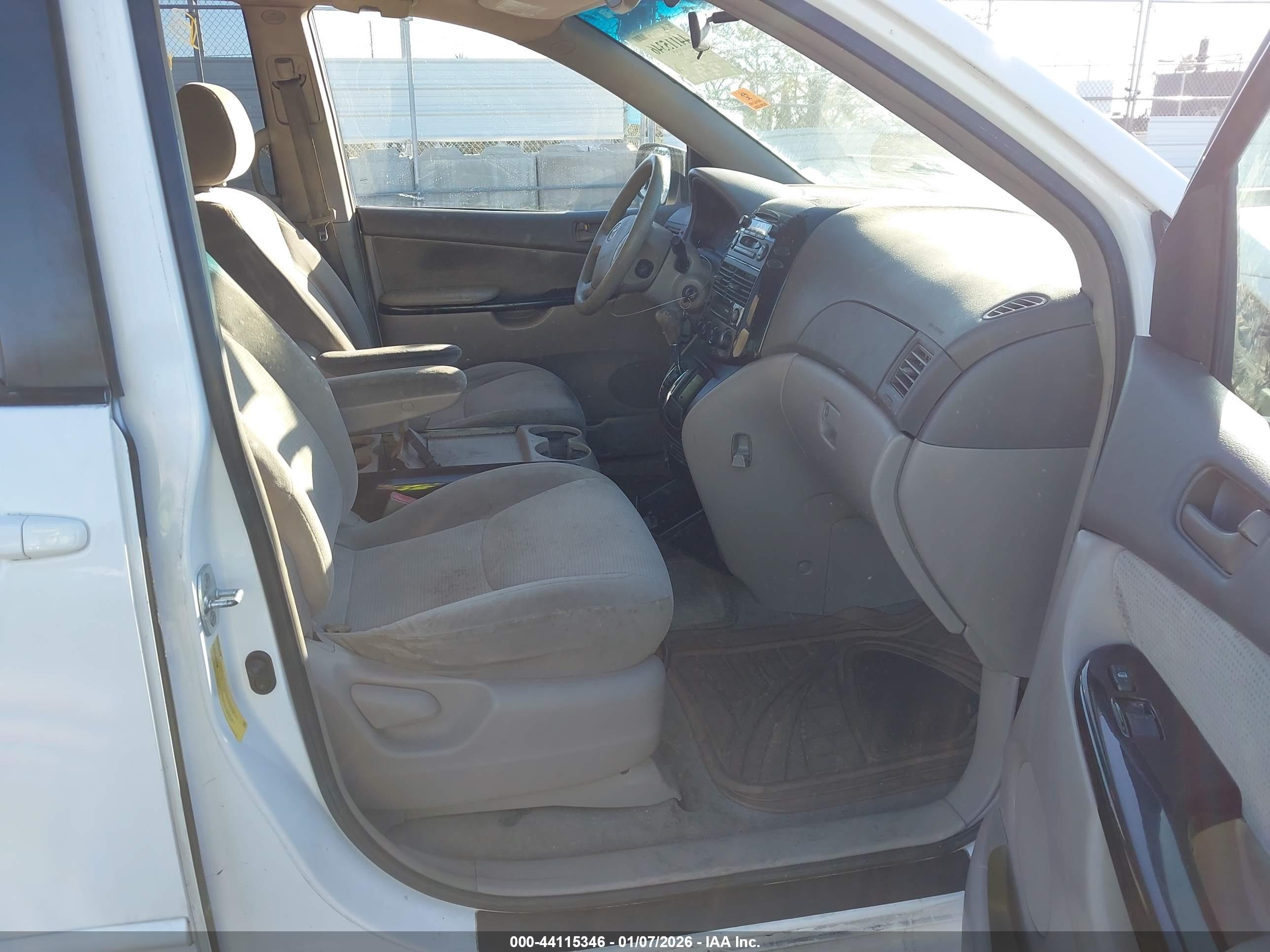 TOYOTA SIENNA image 5