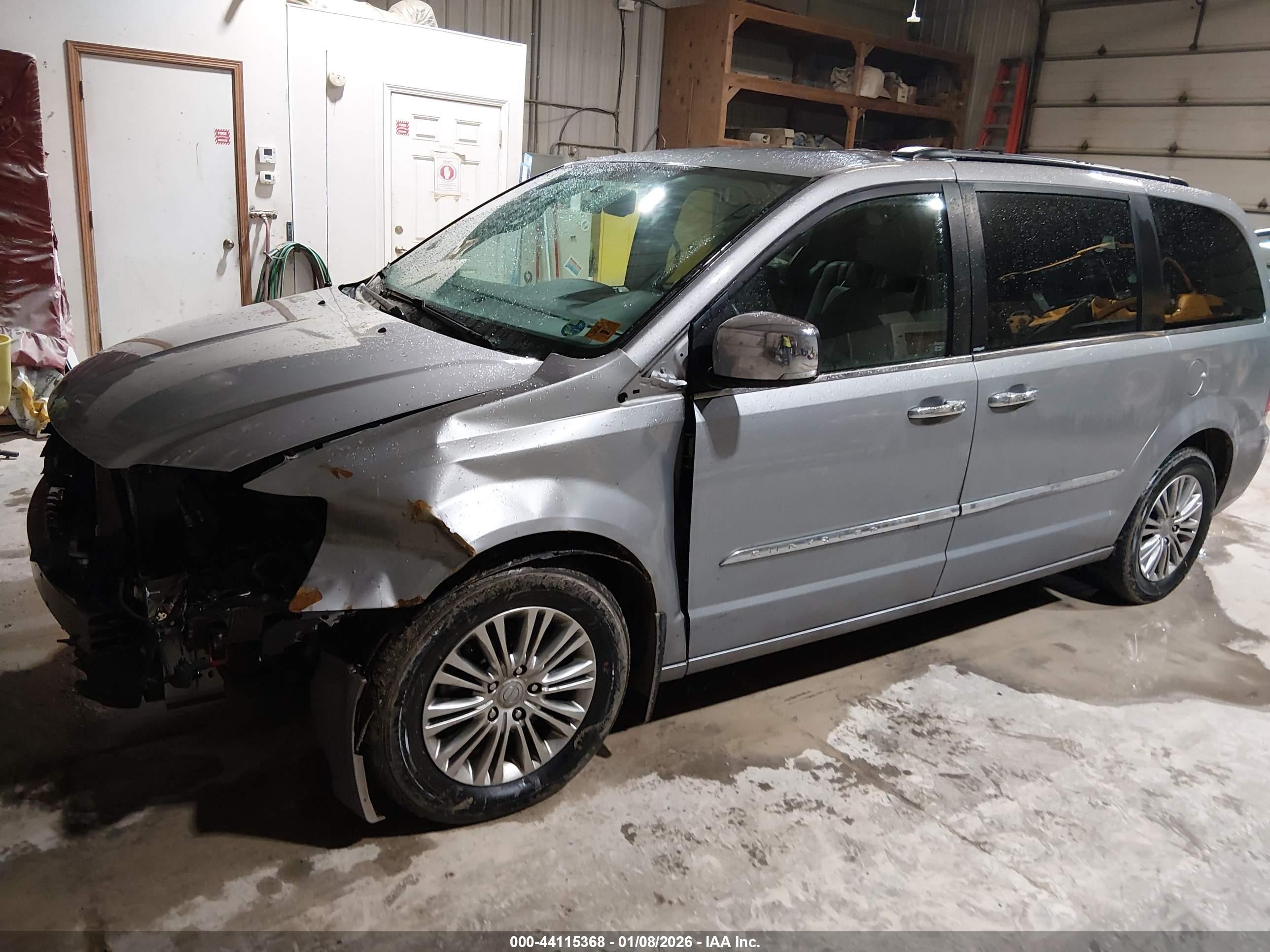 CHRYSLER TOWN image 2