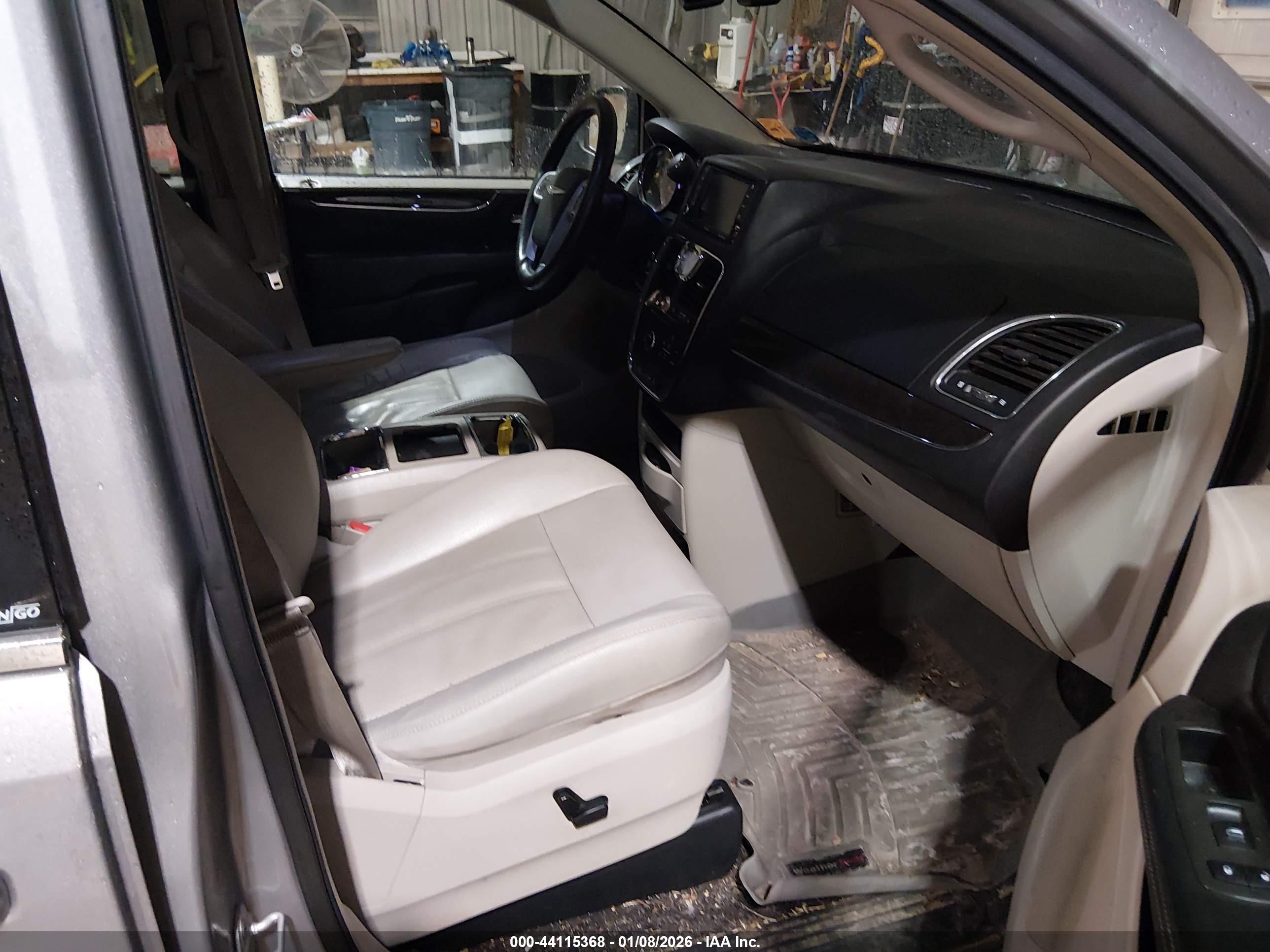CHRYSLER TOWN image 5