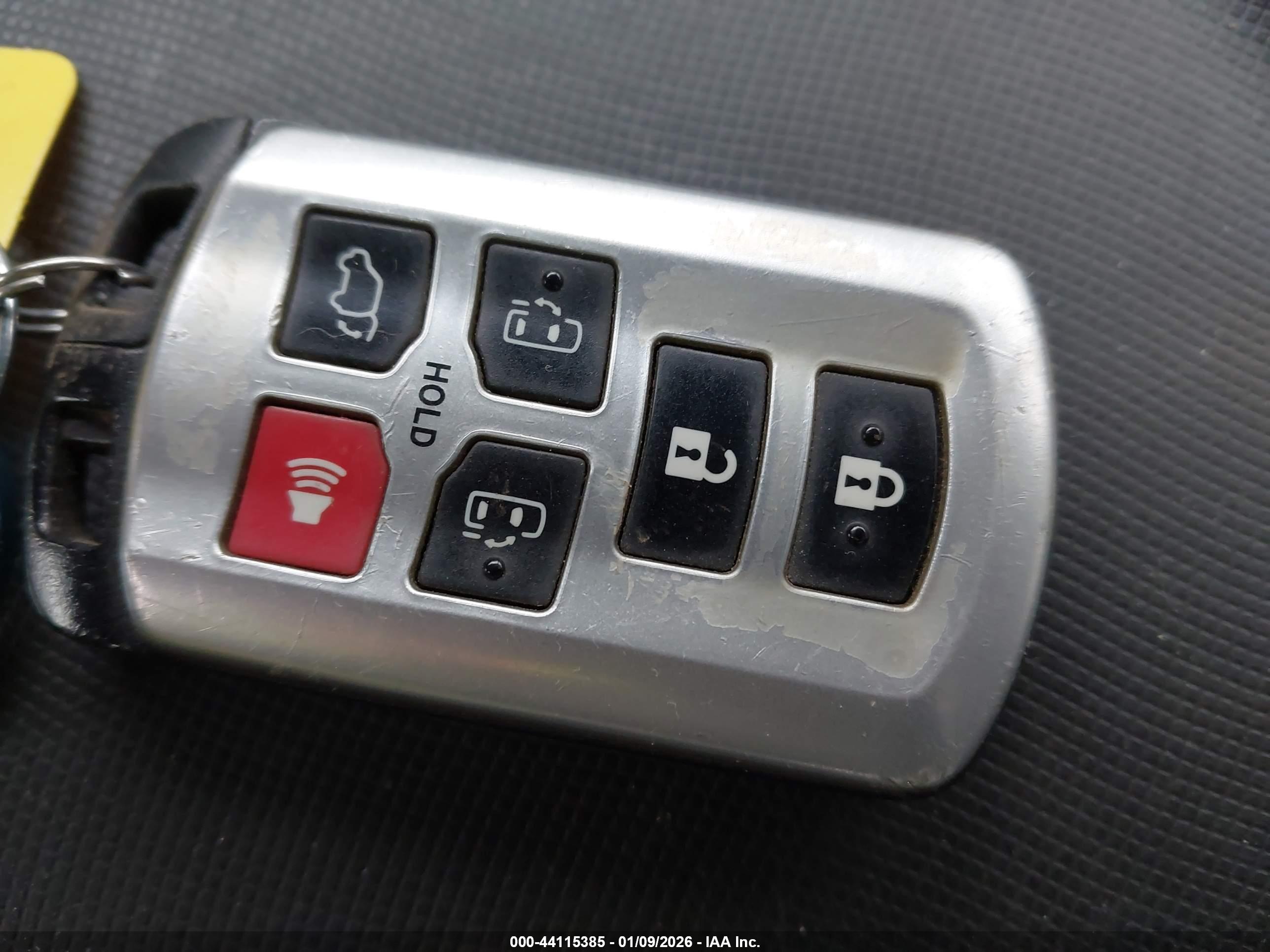 TOYOTA SIENNA image 11