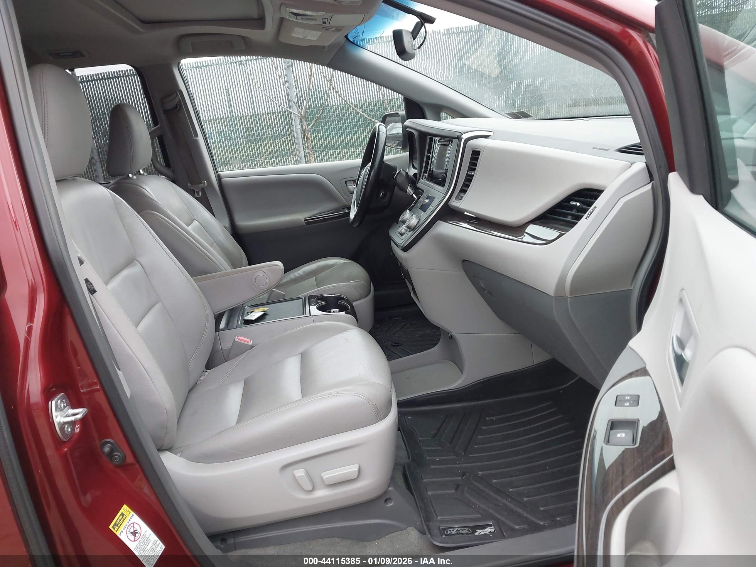TOYOTA SIENNA image 5