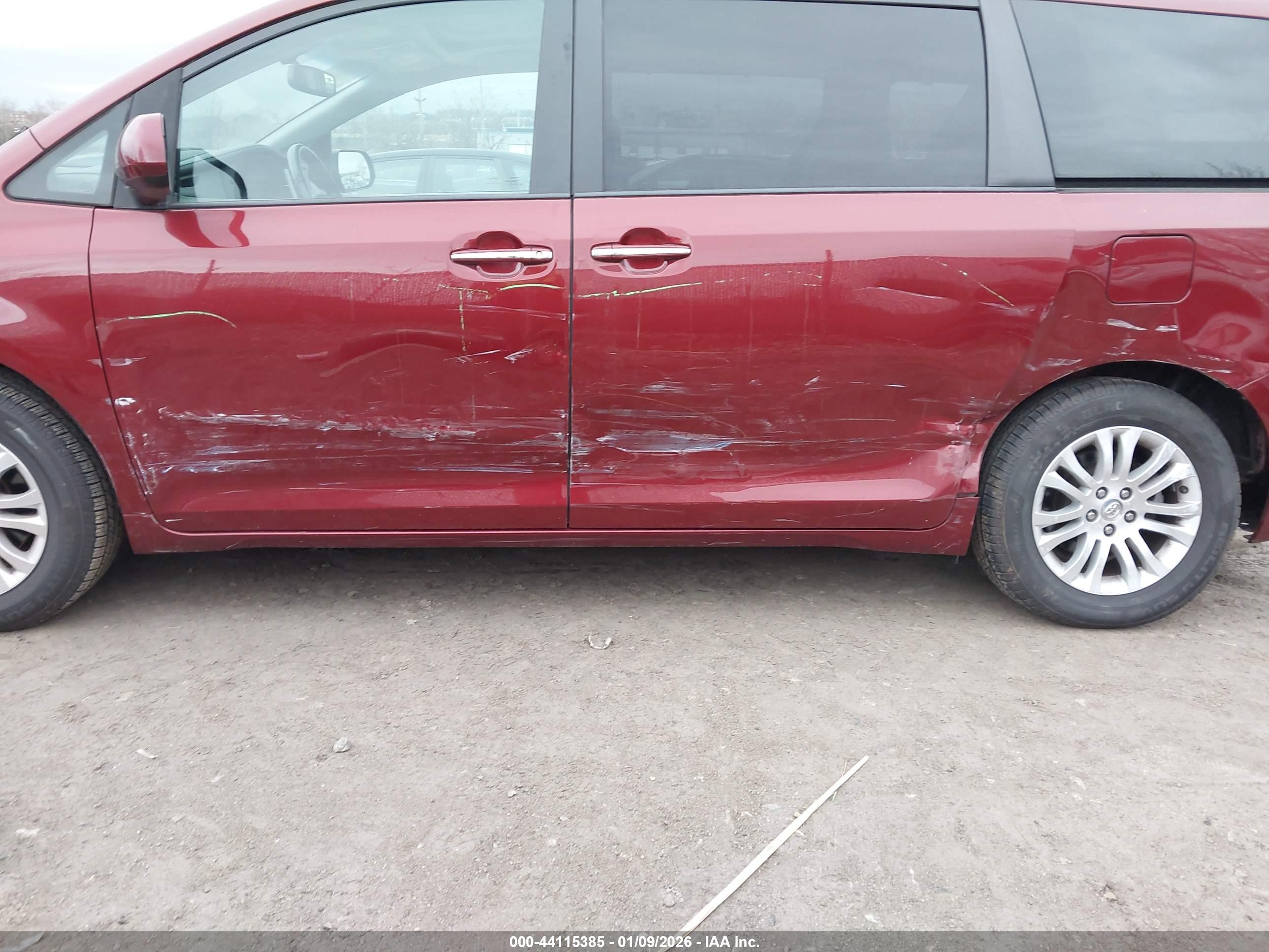 TOYOTA SIENNA image 6