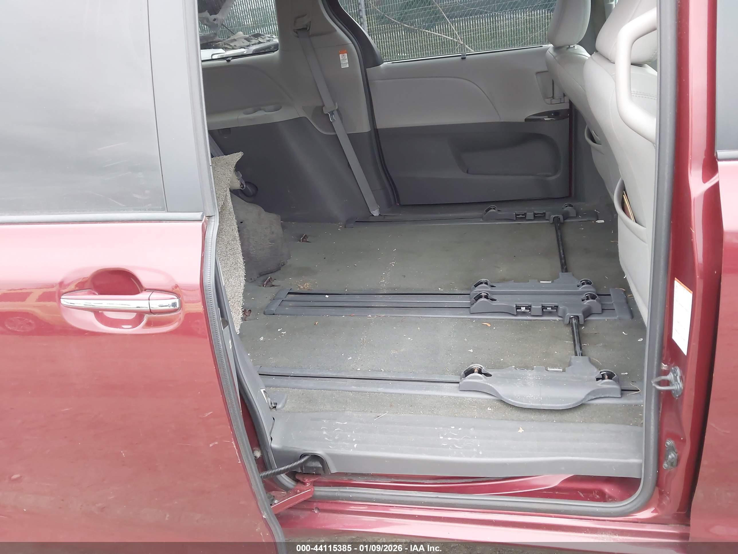 TOYOTA SIENNA image 8