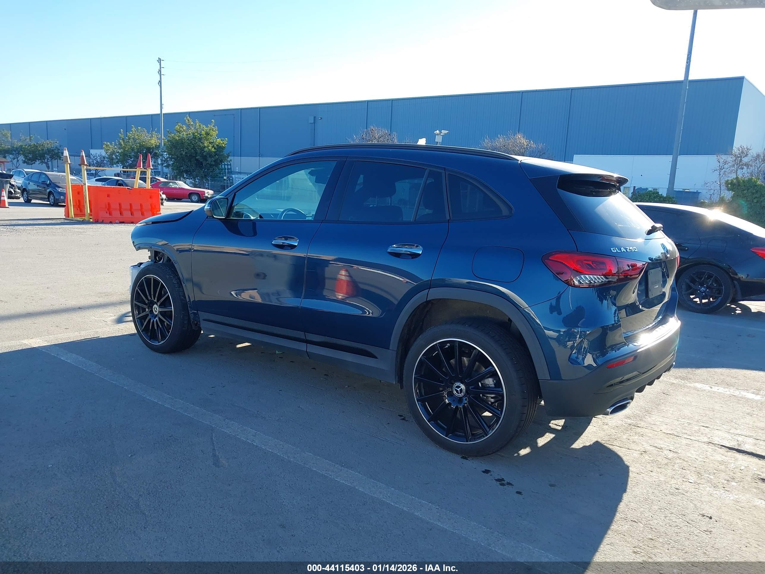 MERCEDES-BENZ GLA image 3