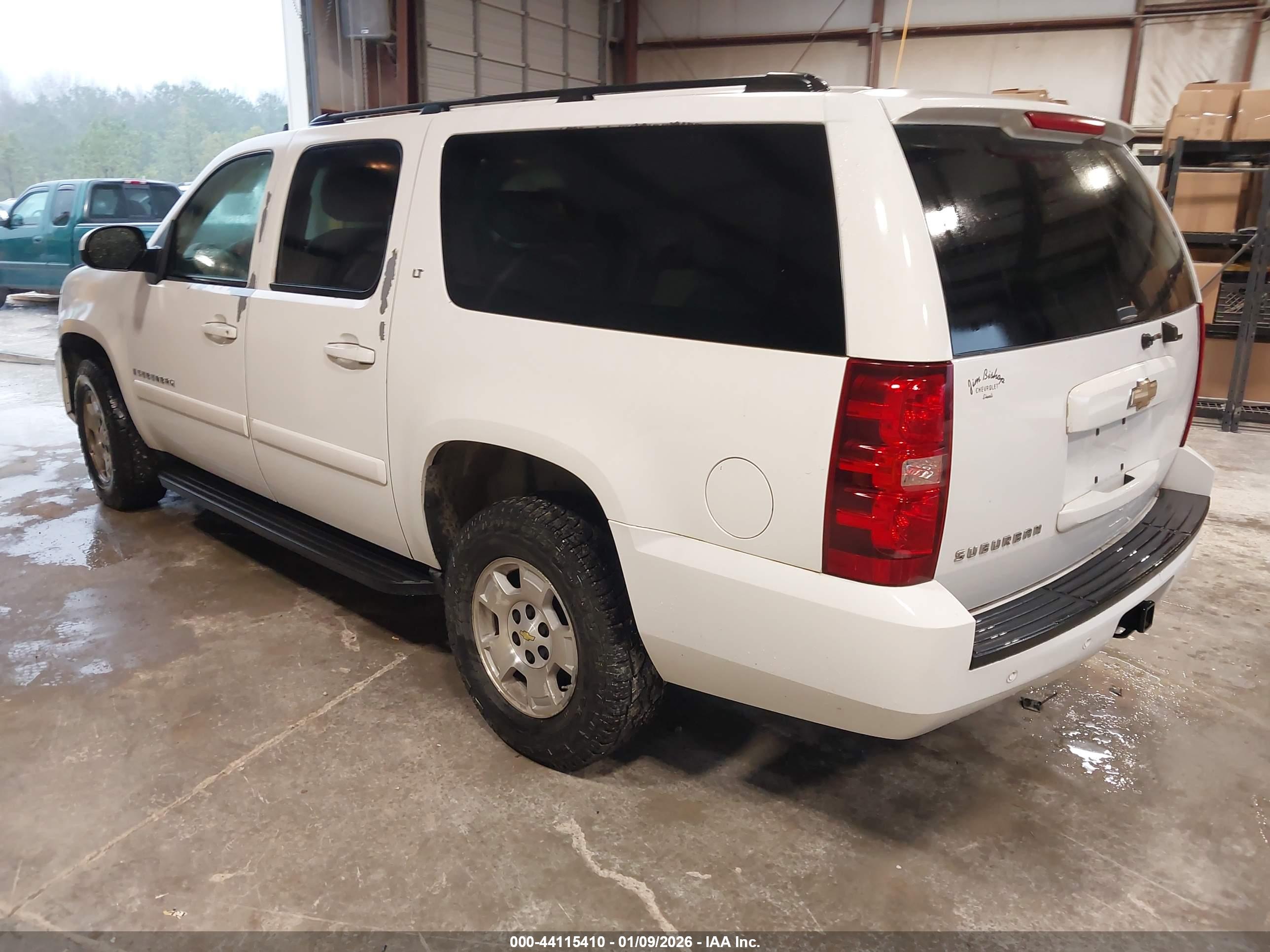 CHEVROLET SUBURBAN image 3
