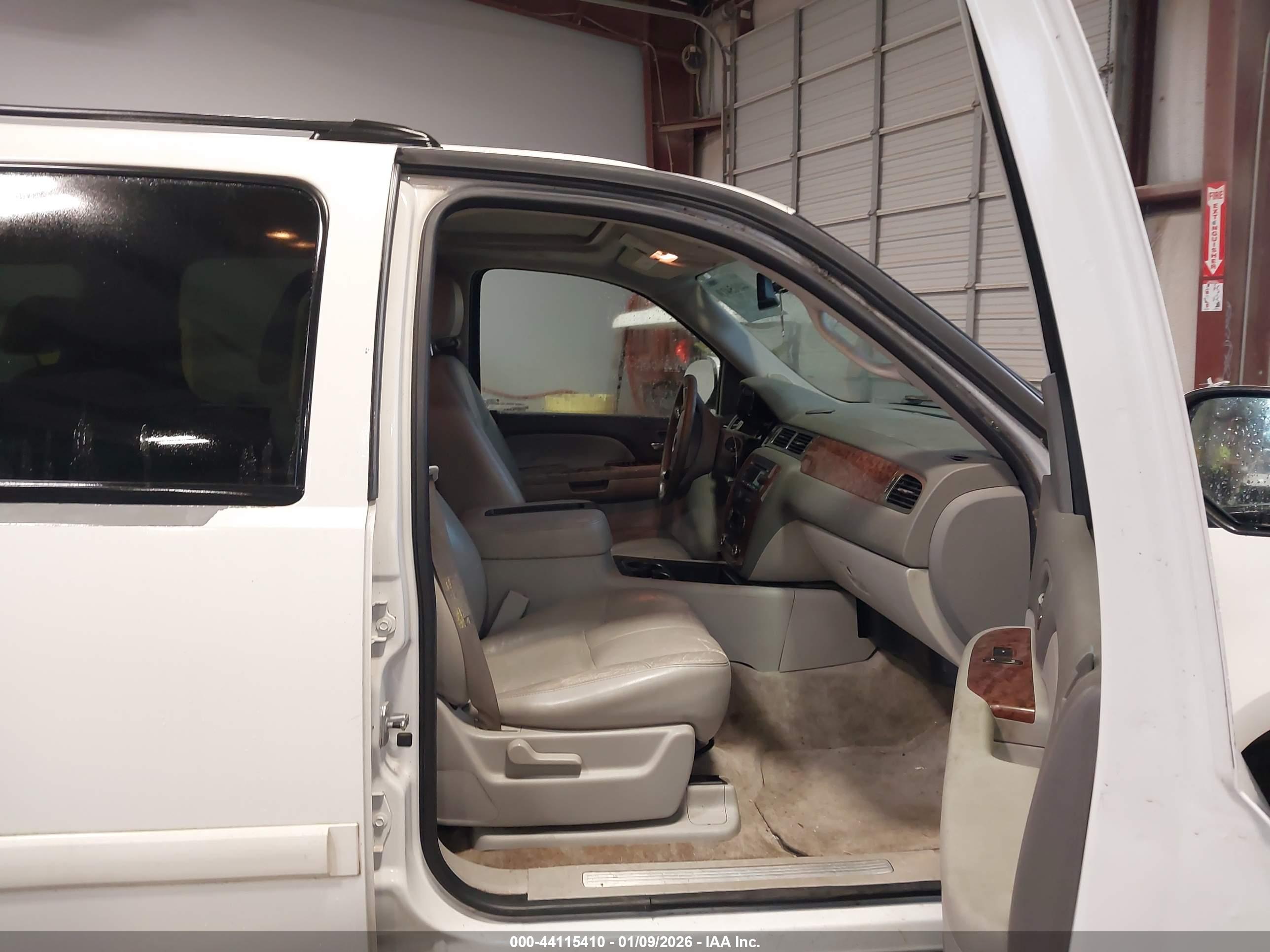 CHEVROLET SUBURBAN image 5