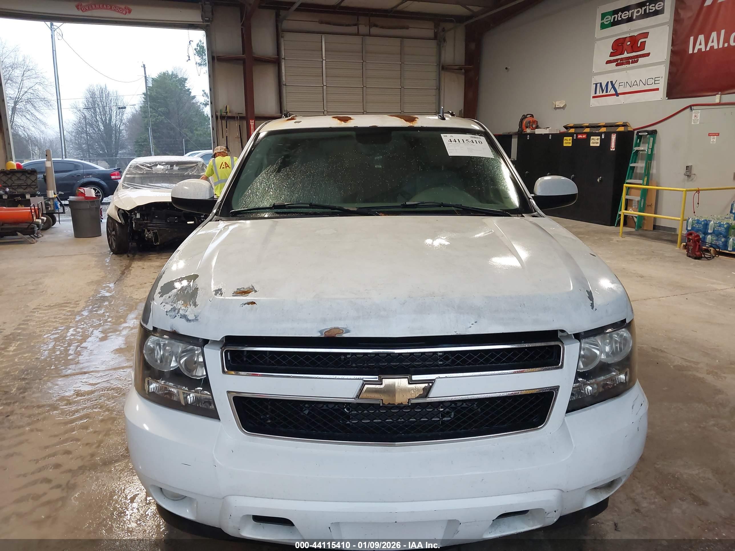 CHEVROLET SUBURBAN image 6