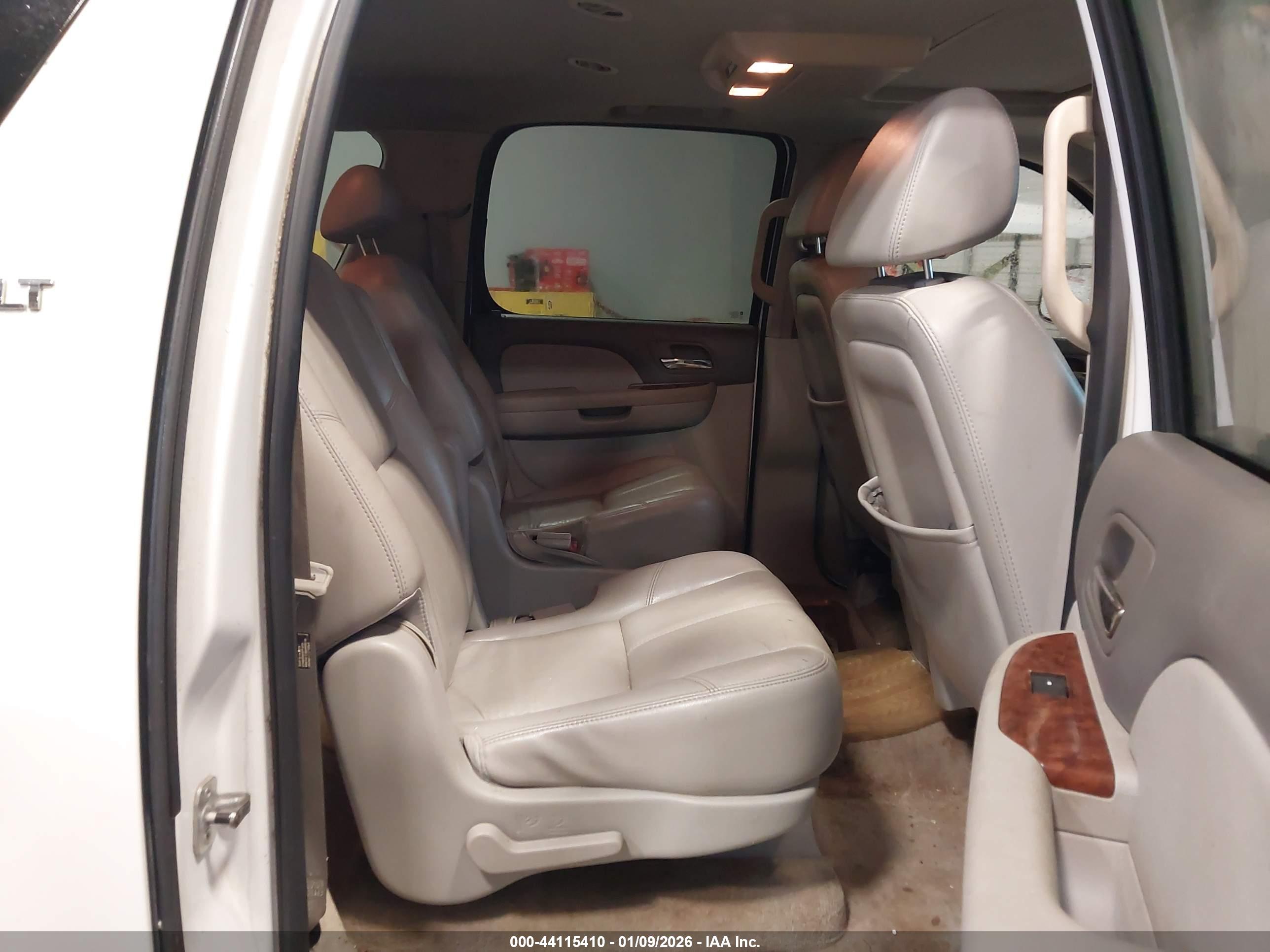 CHEVROLET SUBURBAN image 8