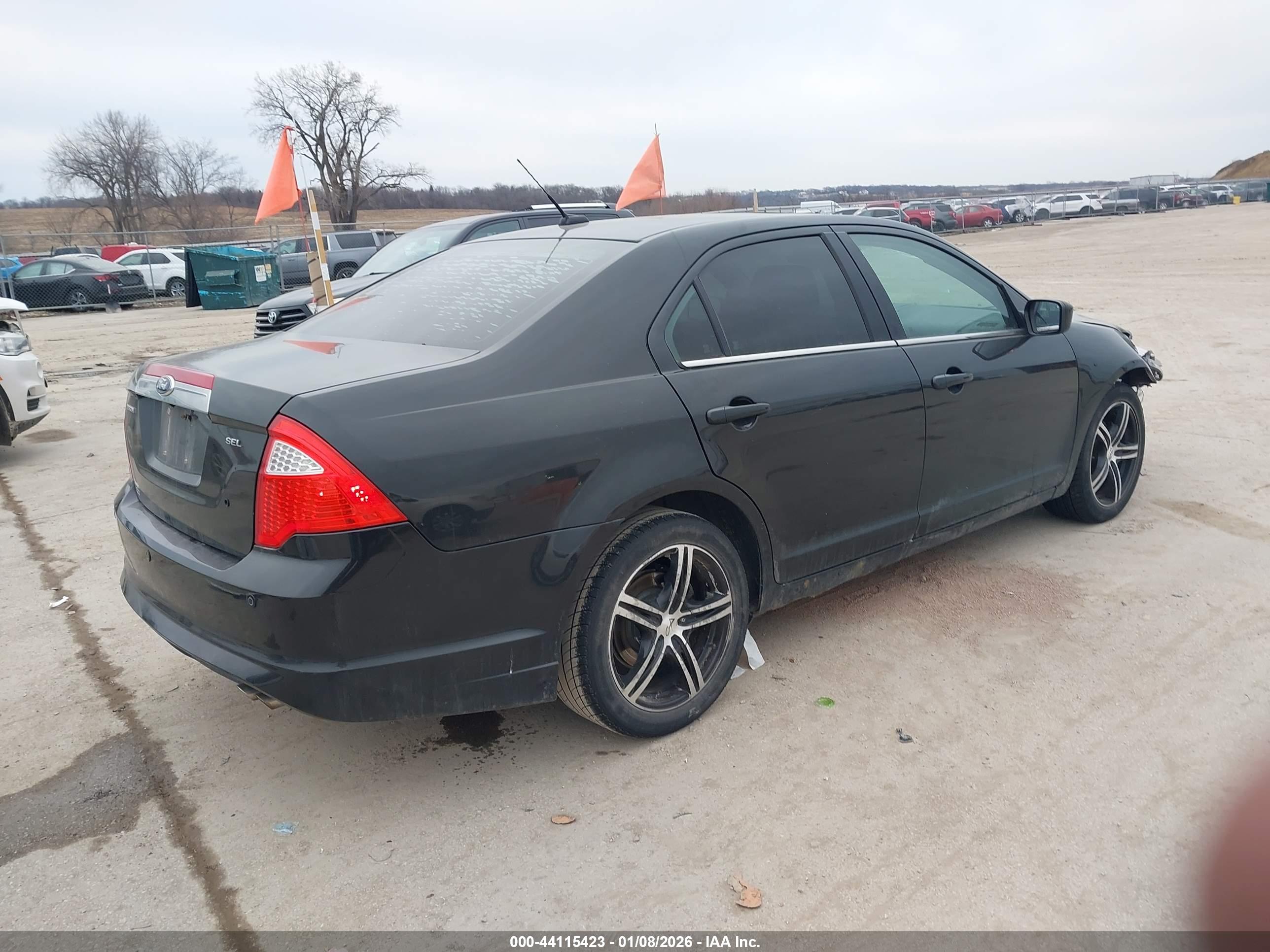 FORD FUSION image 4