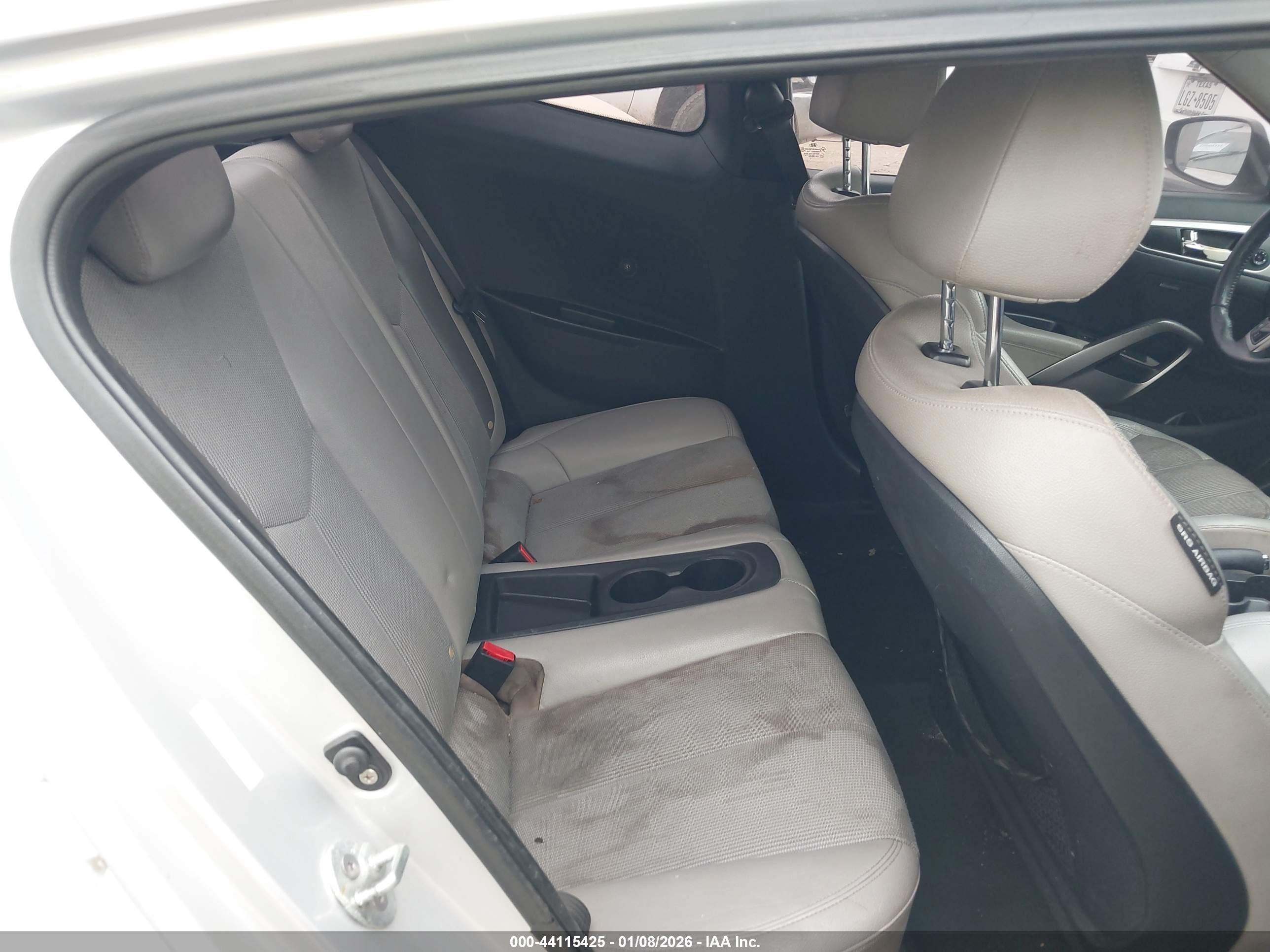 HYUNDAI VELOSTER image 8