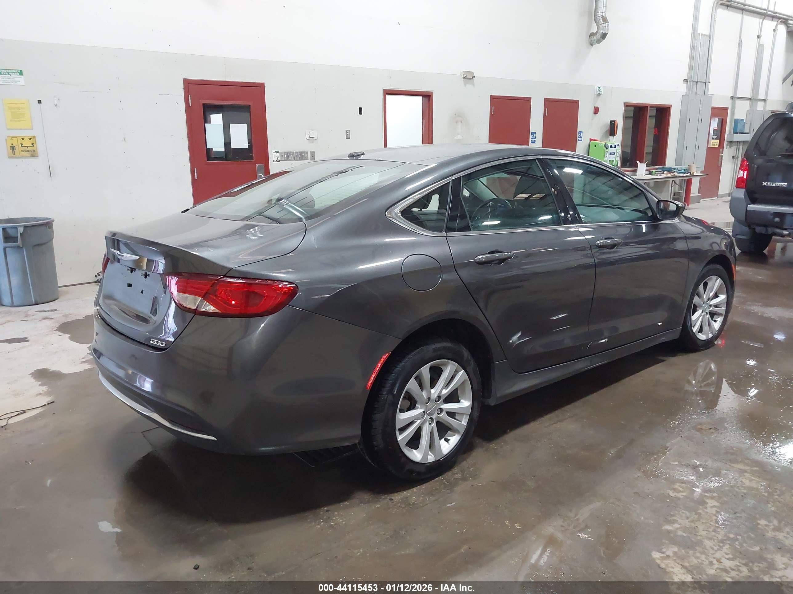 CHRYSLER 200 image 4